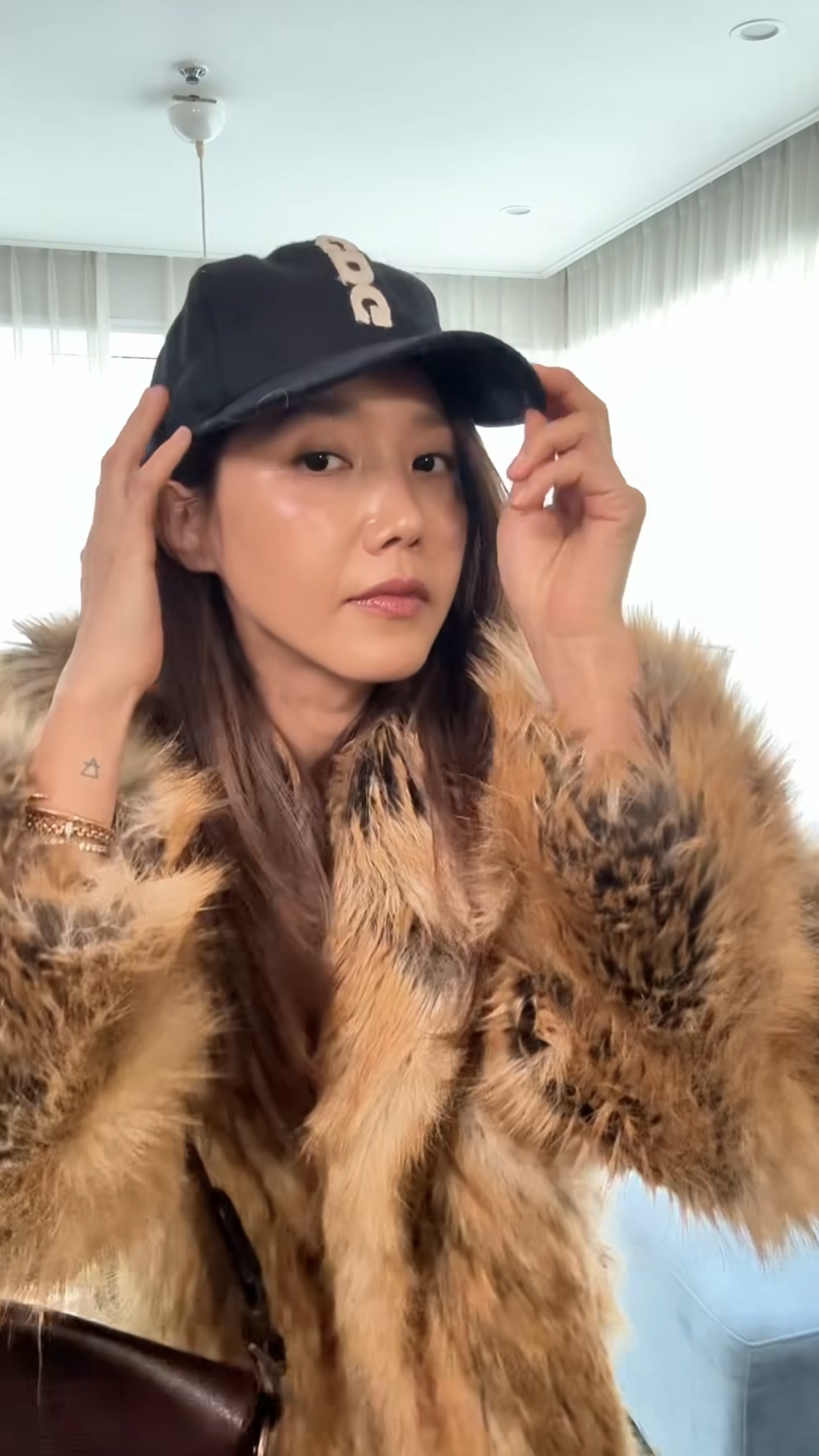 힙하고 예쁜거 다하는 울언닝🤎
퍼코트부터 롱코트까지 정안언니가 말아주는 3가지 겨울룩☃️❄️ 이미지
