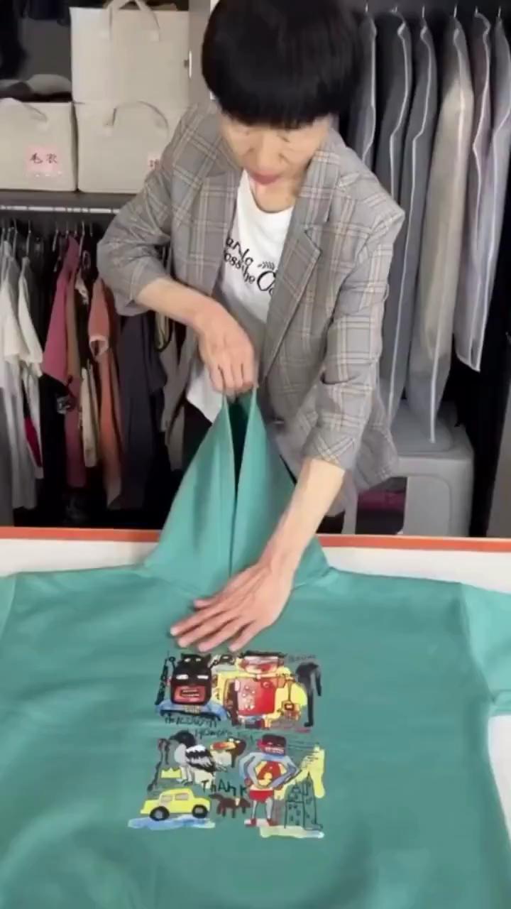 여행 갈 때 이렇게 옷 정리해봐👍 캐리어에 엄청 많이 들어가는 옷 정리 법🔍 이미지