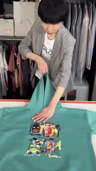여행 갈 때 이렇게 옷 정리해봐👍 캐리어에 엄청 많이 들어가는 옷 정리 법🔍 이미지