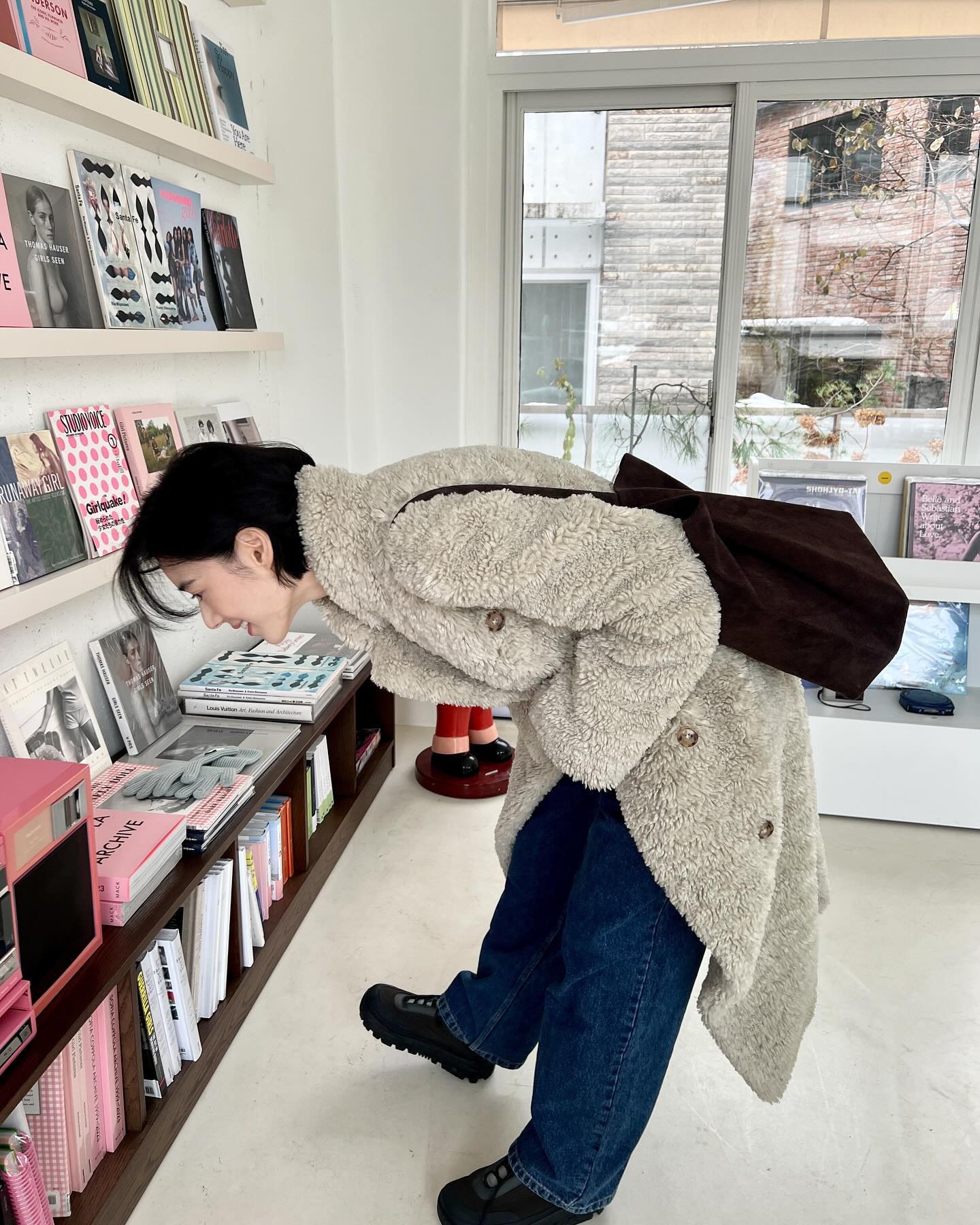 정은채로 보는 겨울 필수템🤎✨
시어링 코트, 스웨이드 백, 퀼팅점퍼, 목도리까지 느좋 겨울룩에 필수❄️ 이미지