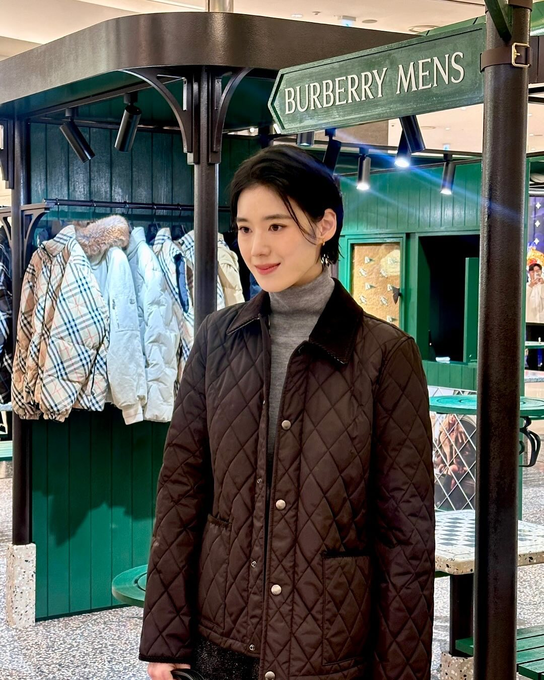 정은채로 보는 겨울 필수템🤎✨
시어링 코트, 스웨이드 백, 퀼팅점퍼, 목도리까지 느좋 겨울룩에 필수❄️ 이미지2
