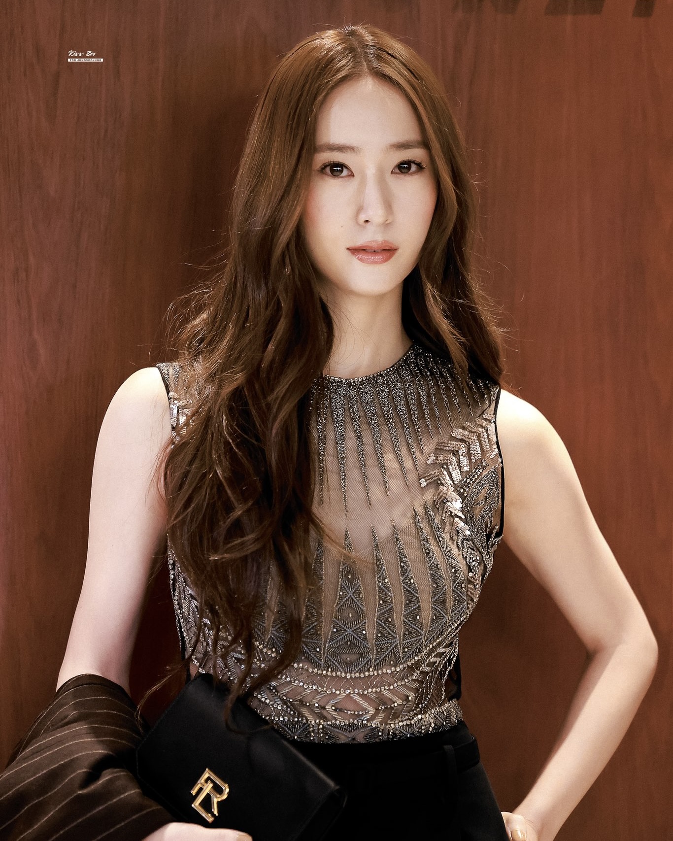 정수정 미모 뭐야! 그대로잖아..💜
정수정(크리스탈)이 상하이 랄프 로렌 행사에 참여했죠. 정수정은 브라운 톤의 헤어로 F(x) 시절 4 Walls 무대를 떠올리게 했습니다. 손키스를 날리는 모습은 무대 위에서의 제스처 같기도 하네요! 

비주얼💯상하이 랄프 로렌 행사장에서의 정수정, 슬라이드를 넘기며 감상해보시죠✨ 이미지
