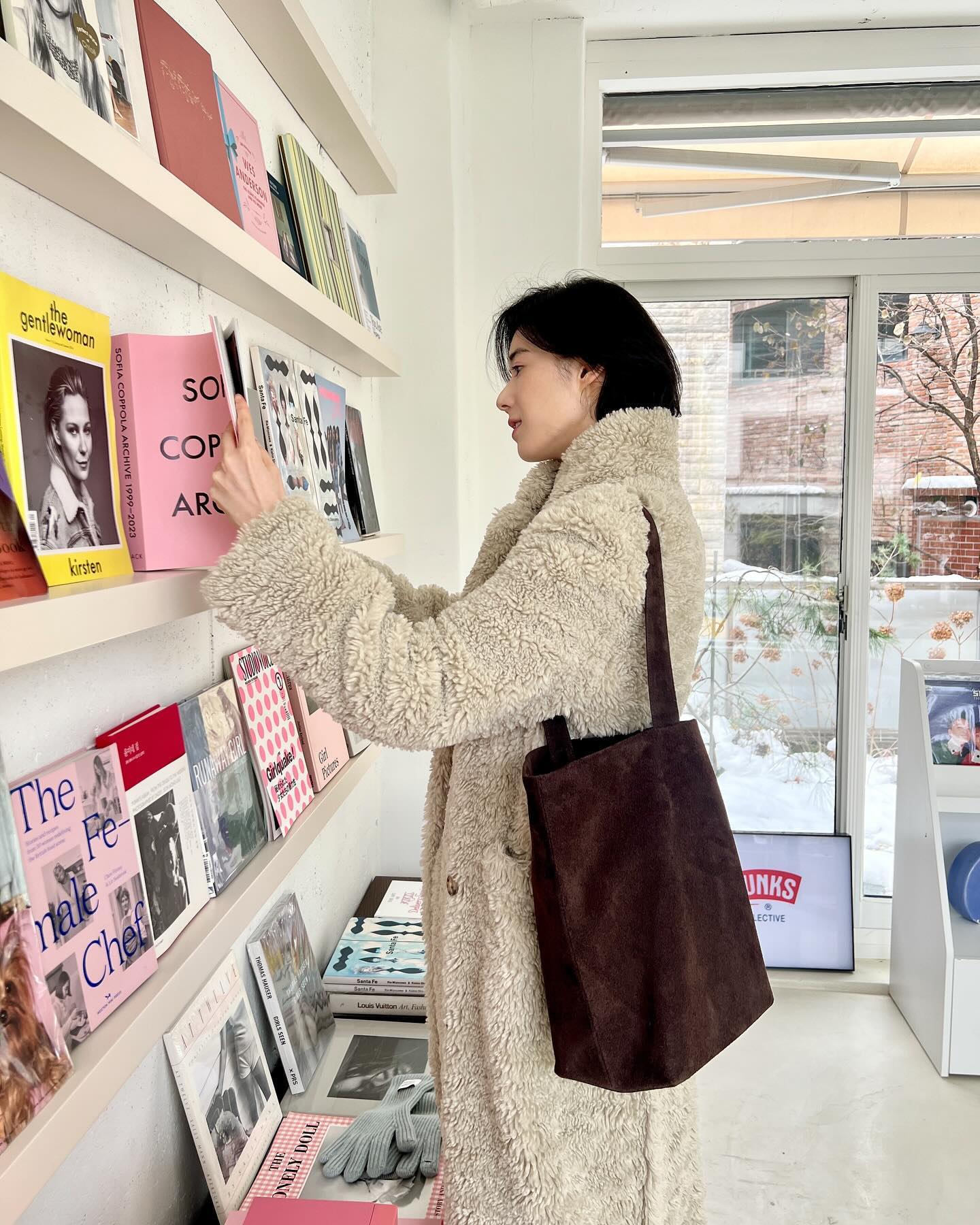 정은채로 보는 겨울 필수템🤎✨
시어링 코트, 스웨이드 백, 퀼팅점퍼, 목도리까지 느좋 겨울룩에 필수❄️ 이미지3