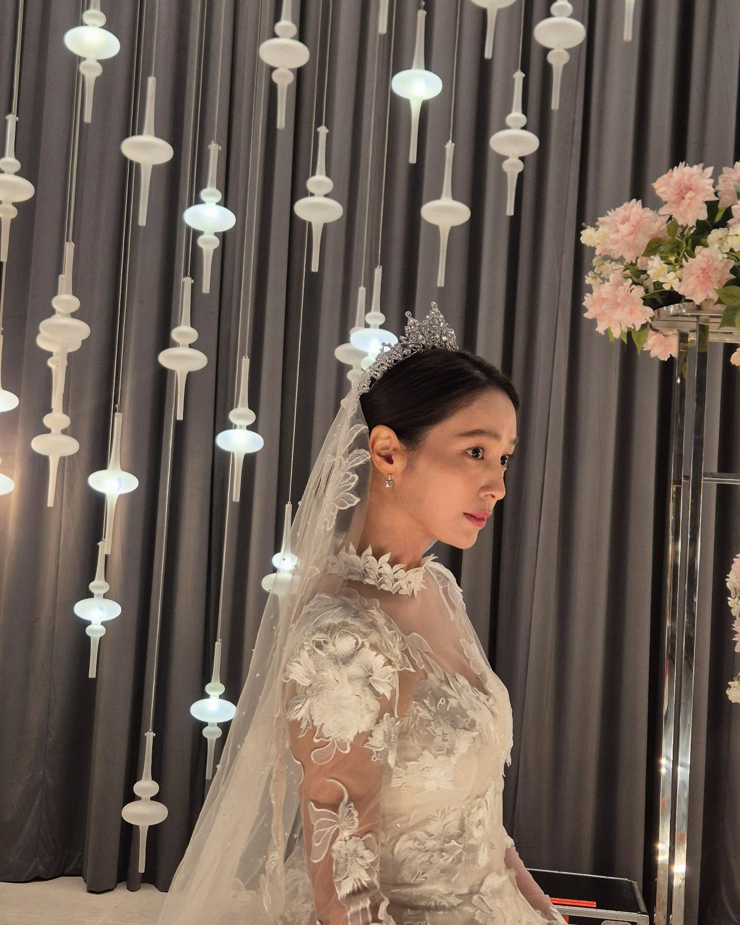 이리 선녀같을 수가..👰🏻‍♀️🌷
웨딩드레스 입은 인형같은 미모의 이민정🤍 이미지