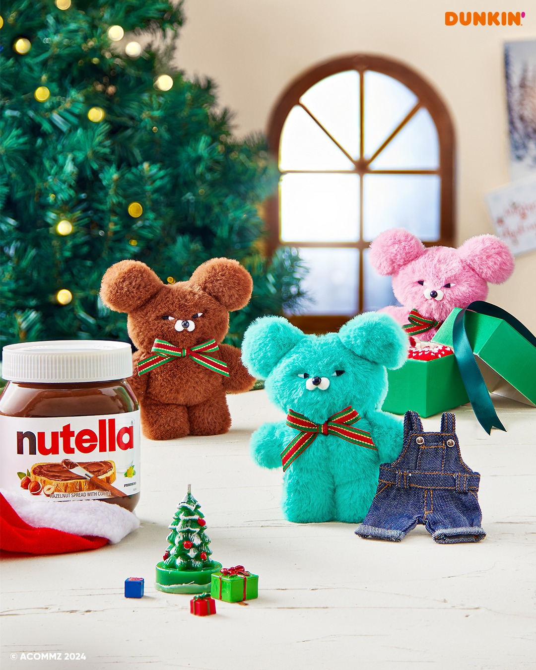 던킨x와사비베어 굿즈 출시🧸

던킨이 윈터 굿즈 ‘와사비베어 인형 키링 3종’을 출시했습니다. 민트와 초콜릿, 핑크 등 세 가지 컬러로 출시되며, 전국 던킨 매장에서 1만2000원 이상 제품을 구매하면 5300원에 구입할 수 있습니다. 핑크 컬러 '핑사비베어'는 T 멤버십 0 day 고객 대상 50% 할인 혜택을 부여합니다. 두 번째 굿즈 ‘와사비베어 파우치’의 사전 예약 프로모션도 함께 진행됩니다. 해피오더 애플리케이션에서 1만2000원의 제품 교환권과 함께 12일까지 사전 예약하면 3000원의 할인이 적용된 2300원에 파우치를 구매할 수 있습니다. 이미지