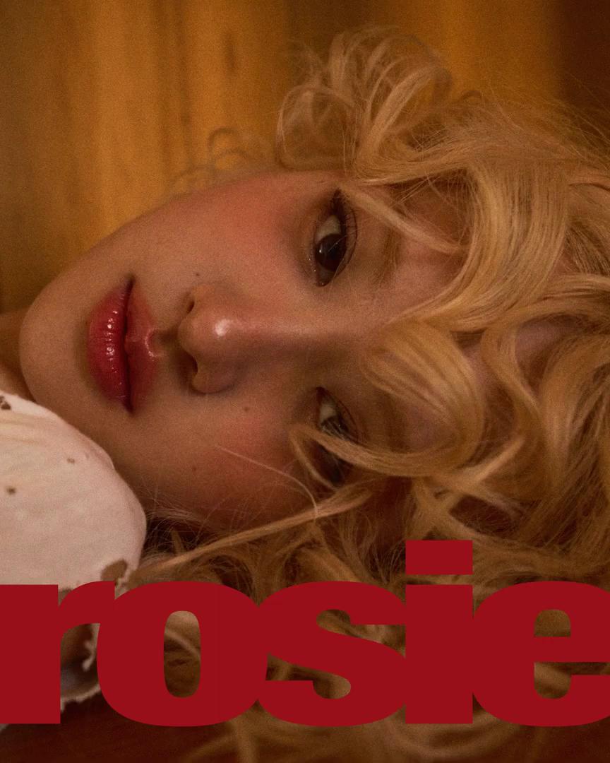 로제 첫 정규앨범 '로지' 발매🎉

로제가 12월 6일 첫 솔로 정규앨범 'Rosie'를 발매했습니다.👏🏻 앞서 공개된 선공개 곡 'APT.'와 'number one girl'이 큰 인기를 끌며, 정규앨범에 대한 기대감이 한층 높아졌는데요.

로제는 SNS를 통해 앨범 커버 이미지를 공개하며, 이번 앨범이 '피와 눈물을 쏟아부은 작품'이라고 전했습니다.

타이틀곡을 포함한 12곡이 수록된 'Rosie' 앨범은 로제가 직접 작사와 작곡에 참여하며, 자신의 진솔한 이야기를 담았다고 하는데요. 이번 앨범을 통해 팬들과 더 가까워지고 싶다는 바람도 밝혔습니다. 이미지