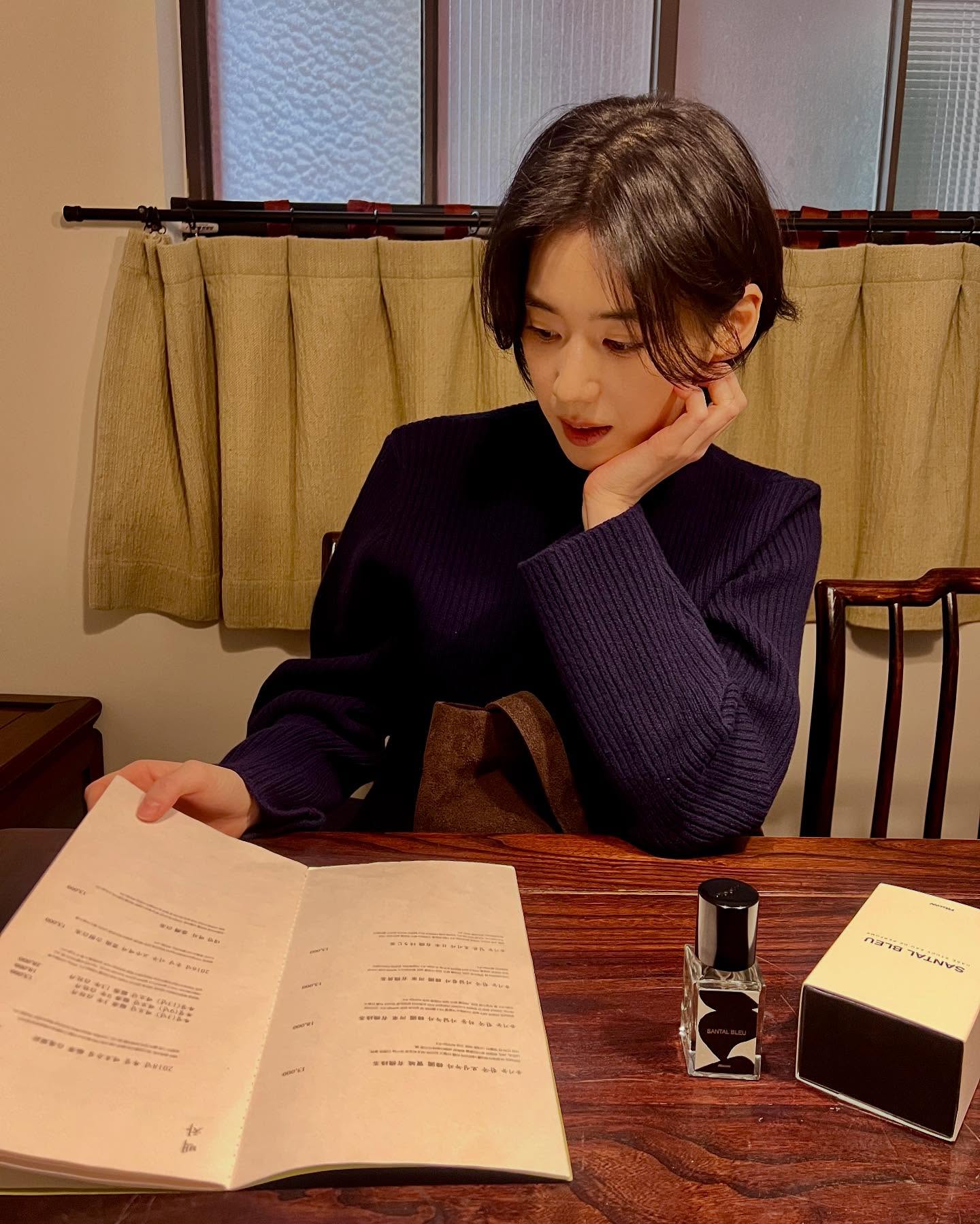정은채로 보는 겨울 필수템🤎✨
시어링 코트, 스웨이드 백, 퀼팅점퍼, 목도리까지 느좋 겨울룩에 필수❄️ 이미지6