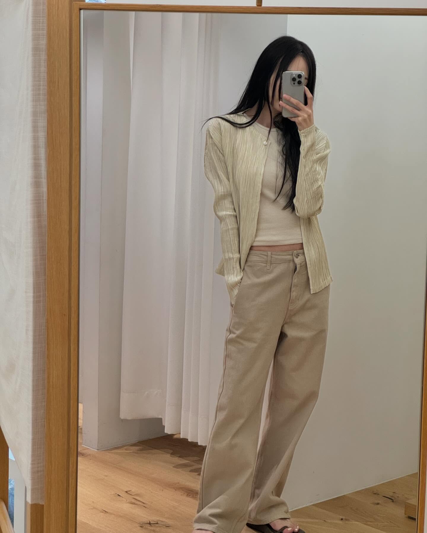 OOTD는 금새록처럼 찍기📸
미니멀한 사복 패션으로 잘 알려진 금새록은 세련된 스타일로 거울 셀카를 자주 공유하는데요, 그녀의 사복 코디에는 반복되는 패턴들이 숨겨져 있습니다. 금새록의 패션 팁을 참고해서, 앞으로 나만의 OOTD를 금새록처럼 완성해볼까요?
1. 미니스커트로 포인트 주기
168cm의 우아한 비율을 자랑하는 금새록은 종종 미니스커트를 활용해 멋스러운 코디를 선보입니다. 이번 연말, 미니 스커트로 스타일에 포인트를 더해보세요.
2. 레이어드 룩 연출하기
레이어드 스타일은 한 번만 제대로 입어도 ‘옷 잘 입는다’는 칭찬을 받을 수 있는데요, 간단한 슬리브리스와 니트 조끼를 겹쳐 입으면 세련된 느낌을 쉽게 연출할 수 있습니다.
3. 톤온톤 코디로 간결하고 세련되게
금새록이 자주 선보이는 톤온톤 룩은 무채색 계열을 조합해 미니멀하면서도 모던한 느낌을 줍니다. 복잡한 코디가 부담스럽다면, 톤온톤 룩으로 깔끔하고 세련된 스타일을 도전해보세요. 이미지6