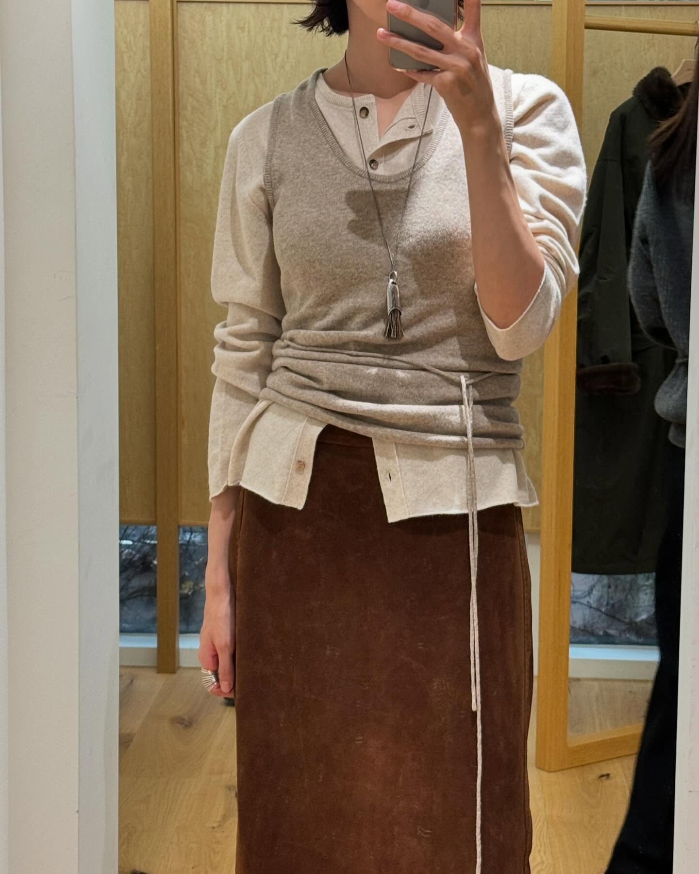 OOTD는 금새록처럼 찍기📸
미니멀한 사복 패션으로 잘 알려진 금새록은 세련된 스타일로 거울 셀카를 자주 공유하는데요, 그녀의 사복 코디에는 반복되는 패턴들이 숨겨져 있습니다. 금새록의 패션 팁을 참고해서, 앞으로 나만의 OOTD를 금새록처럼 완성해볼까요?
1. 미니스커트로 포인트 주기
168cm의 우아한 비율을 자랑하는 금새록은 종종 미니스커트를 활용해 멋스러운 코디를 선보입니다. 이번 연말, 미니 스커트로 스타일에 포인트를 더해보세요.
2. 레이어드 룩 연출하기
레이어드 스타일은 한 번만 제대로 입어도 ‘옷 잘 입는다’는 칭찬을 받을 수 있는데요, 간단한 슬리브리스와 니트 조끼를 겹쳐 입으면 세련된 느낌을 쉽게 연출할 수 있습니다.
3. 톤온톤 코디로 간결하고 세련되게
금새록이 자주 선보이는 톤온톤 룩은 무채색 계열을 조합해 미니멀하면서도 모던한 느낌을 줍니다. 복잡한 코디가 부담스럽다면, 톤온톤 룩으로 깔끔하고 세련된 스타일을 도전해보세요. 이미지7