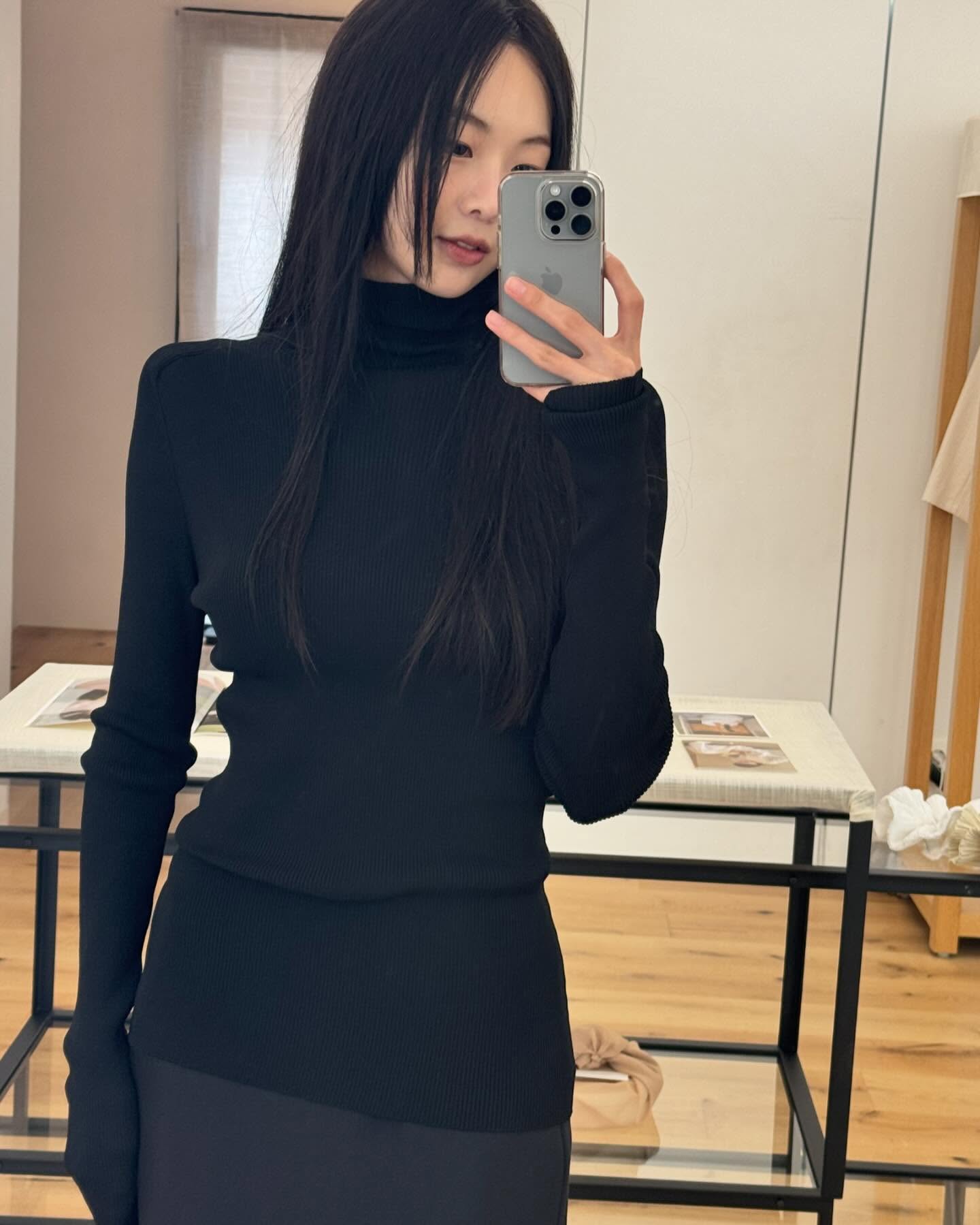 OOTD는 금새록처럼 찍기📸
미니멀한 사복 패션으로 잘 알려진 금새록은 세련된 스타일로 거울 셀카를 자주 공유하는데요, 그녀의 사복 코디에는 반복되는 패턴들이 숨겨져 있습니다. 금새록의 패션 팁을 참고해서, 앞으로 나만의 OOTD를 금새록처럼 완성해볼까요?
1. 미니스커트로 포인트 주기
168cm의 우아한 비율을 자랑하는 금새록은 종종 미니스커트를 활용해 멋스러운 코디를 선보입니다. 이번 연말, 미니 스커트로 스타일에 포인트를 더해보세요.
2. 레이어드 룩 연출하기
레이어드 스타일은 한 번만 제대로 입어도 ‘옷 잘 입는다’는 칭찬을 받을 수 있는데요, 간단한 슬리브리스와 니트 조끼를 겹쳐 입으면 세련된 느낌을 쉽게 연출할 수 있습니다.
3. 톤온톤 코디로 간결하고 세련되게
금새록이 자주 선보이는 톤온톤 룩은 무채색 계열을 조합해 미니멀하면서도 모던한 느낌을 줍니다. 복잡한 코디가 부담스럽다면, 톤온톤 룩으로 깔끔하고 세련된 스타일을 도전해보세요. 이미지3