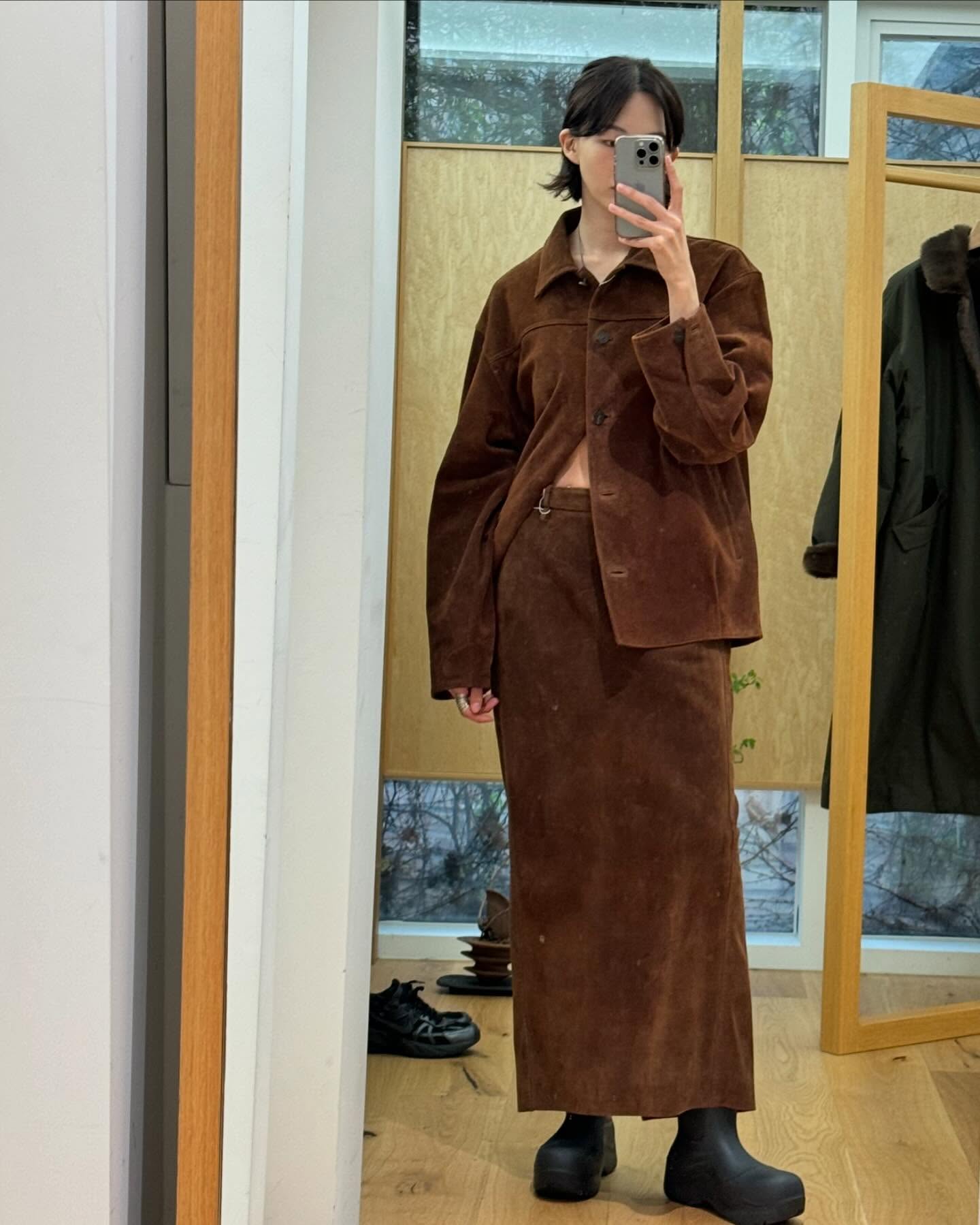 OOTD는 금새록처럼 찍기📸
미니멀한 사복 패션으로 잘 알려진 금새록은 세련된 스타일로 거울 셀카를 자주 공유하는데요, 그녀의 사복 코디에는 반복되는 패턴들이 숨겨져 있습니다. 금새록의 패션 팁을 참고해서, 앞으로 나만의 OOTD를 금새록처럼 완성해볼까요?
1. 미니스커트로 포인트 주기
168cm의 우아한 비율을 자랑하는 금새록은 종종 미니스커트를 활용해 멋스러운 코디를 선보입니다. 이번 연말, 미니 스커트로 스타일에 포인트를 더해보세요.
2. 레이어드 룩 연출하기
레이어드 스타일은 한 번만 제대로 입어도 ‘옷 잘 입는다’는 칭찬을 받을 수 있는데요, 간단한 슬리브리스와 니트 조끼를 겹쳐 입으면 세련된 느낌을 쉽게 연출할 수 있습니다.
3. 톤온톤 코디로 간결하고 세련되게
금새록이 자주 선보이는 톤온톤 룩은 무채색 계열을 조합해 미니멀하면서도 모던한 느낌을 줍니다. 복잡한 코디가 부담스럽다면, 톤온톤 룩으로 깔끔하고 세련된 스타일을 도전해보세요. 이미지2