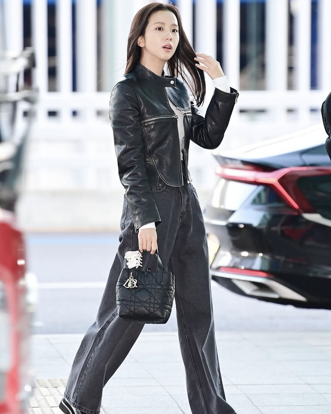 1월 런칭되는 디올의 새로운 가방🔍
디올의 스테디셀러 중 하나인 Toujours(뚜주흐) 가방이 새로운 사이즈로 출시됩니다. 

뚜주흐는 프랑스어로 ‘언제나, 항상’이라는 뜻을 가지고 있는데요. 단어의 뜻처럼 뚜주흐백 또한 캐주얼하면서도 타임리스한 디자인을 가지고 있죠. 23년 출시된 이후 꾸준한 인기를 보여주고 있는 이 뚜주흐백이 새로운 사이즈로 출시됩니다. 

지수가 든 새로운 뚜주흐백을 기존 뚜주흐백(마지막사진 참고)과 비교해보면 기존보다 가로의 비율이 줄어든 정사각형 모양을 가지고 있습니다. 끈도 추가되어 숄더나 크로스로도 멜 수 있습니다. 새로운 뚜주흐백은 기존 뚜주흐백보다 한층 더 젊고 세련된 느낌을 줍니다. 지수가 든 사이즈인 스몰 기준 440만 원입니다. 

아직 디올 홈페이지에도 올라오지 않은 이 신상 백! 정식 런칭은 1월 2일입니다. 관심이 가신다면 매장으로 가서 런칭 전 사전예약을 걸어두는 것도 좋은 방법이죠! 이미지