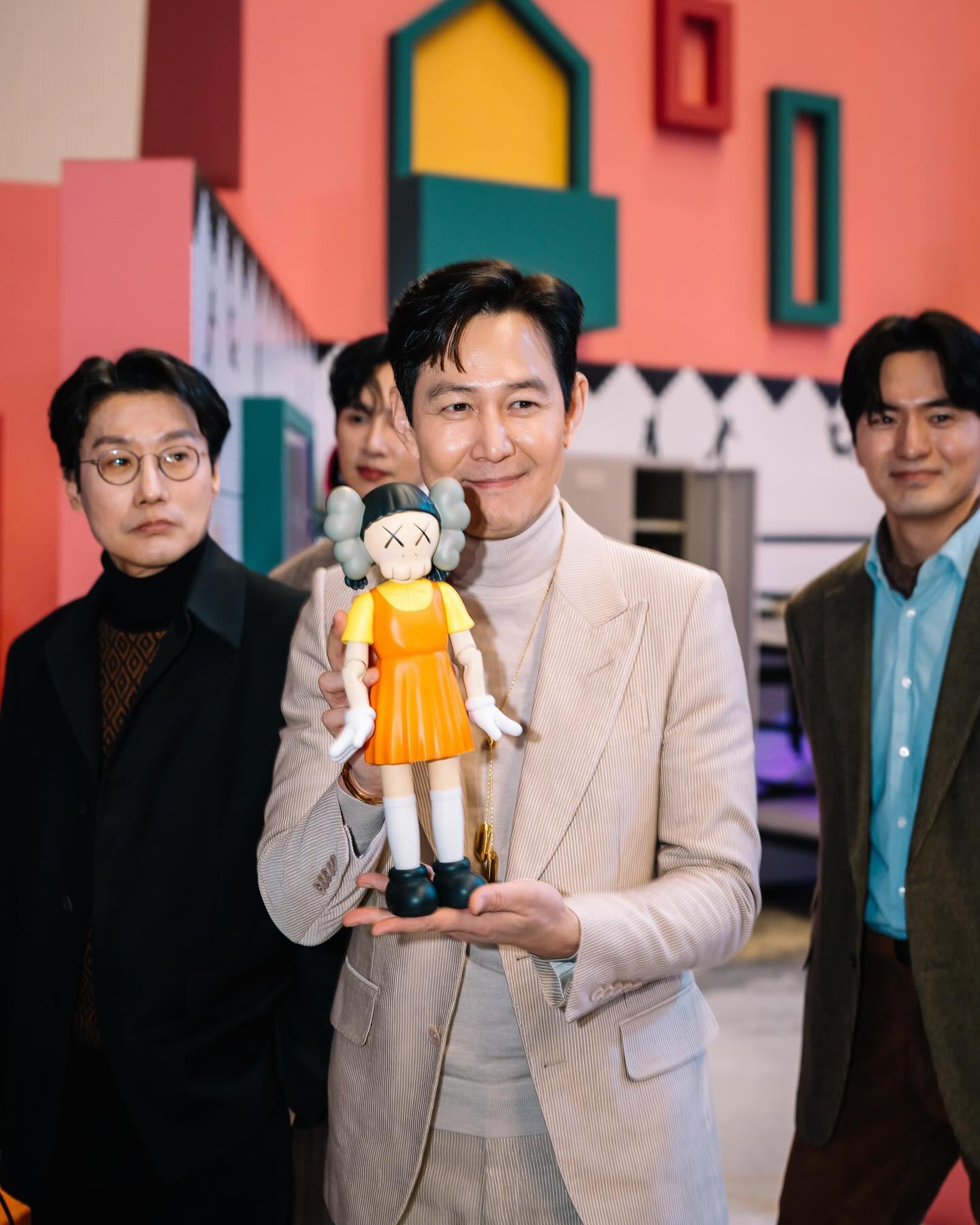 카우스x오징어게임 팝업스토어👧🏻

넷플릭스 오리지널 시리즈 <오징어 게임> 시즌 2의 복귀를 기념하며, 세계적인 아티스트 카우스(KAWS)가 넷플릭스, ARR, DDT 스토어와 협업해 한정판 컬렉터블 시리즈를 선보입니다. 카우스의 미학으로 오징어게임 대표 캐릭터인 '영희'를 재해석한 작품인데요. 한국에서는 2024년 12월 20일부터 2025년 1월 5일까지 신세계백화점 강남점에서 팝업스토어가 운영됩니다. 영희 피규어는 신세계 앱을 통해 래플 이벤트 응모가 진행되며, 응모 기간은 12월 13일 오전 9시부터 12월 18일 자정까지입니다. 이미지4