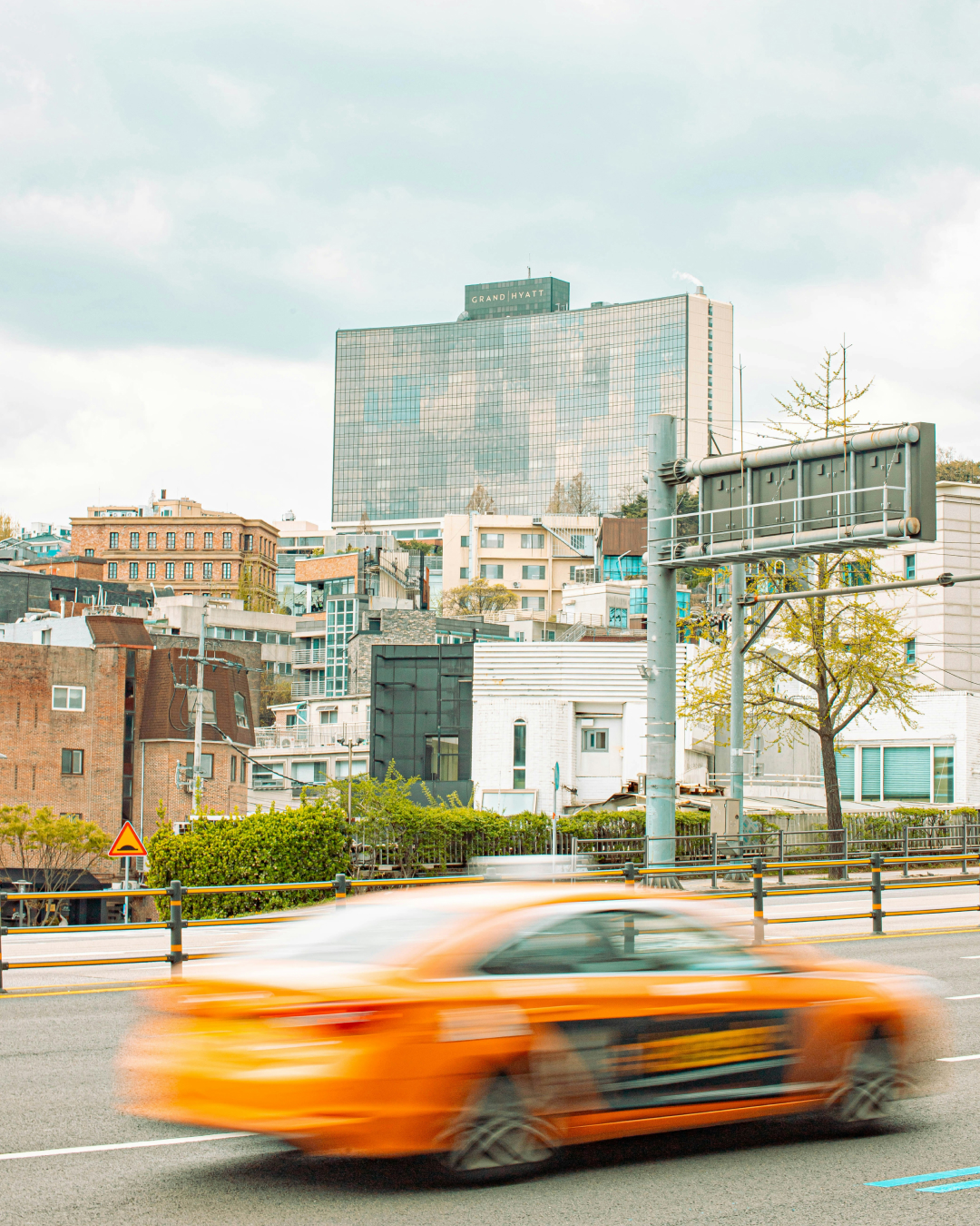 서울시 택시 및 버스 증설 운행🚌
연말을 맞아 서울시가 각종 행사ㆍ모임을 갖는 시민들의 이동 편의를 돕기 위해 택시와 버스의 공급을 늘리는 교통대책을 마련했습니다. 우선 시는 택시 업계ㆍ플랫폼사와 협업해 심야시간대 택시 1000대를 추가 공급할 계획입니다. 아울러 심야시간대 시민이 집중되는 주요 지역을 중심으로 버스 공급도 늘린다. 시는 16~31일까지 월~토요일 서울 시내 11개 주요 지점의 버스 막차시간을 오전 1시까지 연장 운행한다. 심야전용 시내버스 ‘올빼미버스’ 운행도 늘린다. 17~31일까지 화~토요일 올빼미버스 28대를 증차해 총 167대가 운행됩니다. 이미지