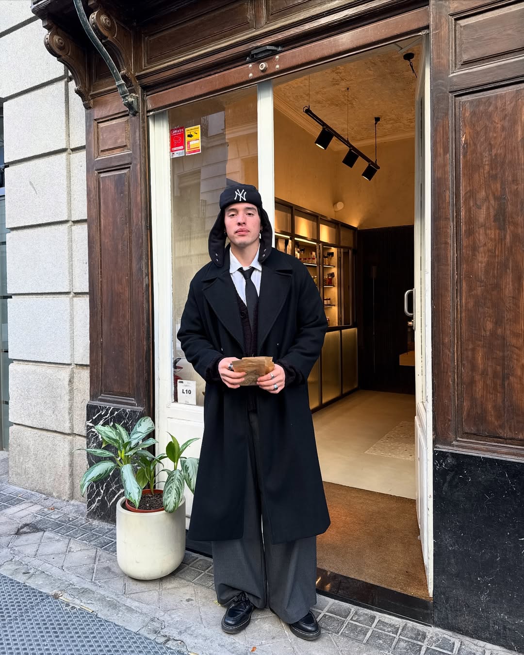 회색 슬랙스로 깔끔하게🧹 이미지