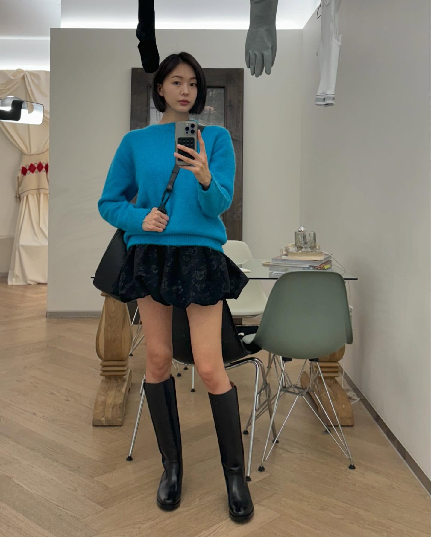 OOTD는 금새록처럼 찍기📸
미니멀한 사복 패션으로 잘 알려진 금새록은 세련된 스타일로 거울 셀카를 자주 공유하는데요, 그녀의 사복 코디에는 반복되는 패턴들이 숨겨져 있습니다. 금새록의 패션 팁을 참고해서, 앞으로 나만의 OOTD를 금새록처럼 완성해볼까요?
1. 미니스커트로 포인트 주기
168cm의 우아한 비율을 자랑하는 금새록은 종종 미니스커트를 활용해 멋스러운 코디를 선보입니다. 이번 연말, 미니 스커트로 스타일에 포인트를 더해보세요.
2. 레이어드 룩 연출하기
레이어드 스타일은 한 번만 제대로 입어도 ‘옷 잘 입는다’는 칭찬을 받을 수 있는데요, 간단한 슬리브리스와 니트 조끼를 겹쳐 입으면 세련된 느낌을 쉽게 연출할 수 있습니다.
3. 톤온톤 코디로 간결하고 세련되게
금새록이 자주 선보이는 톤온톤 룩은 무채색 계열을 조합해 미니멀하면서도 모던한 느낌을 줍니다. 복잡한 코디가 부담스럽다면, 톤온톤 룩으로 깔끔하고 세련된 스타일을 도전해보세요. 이미지8