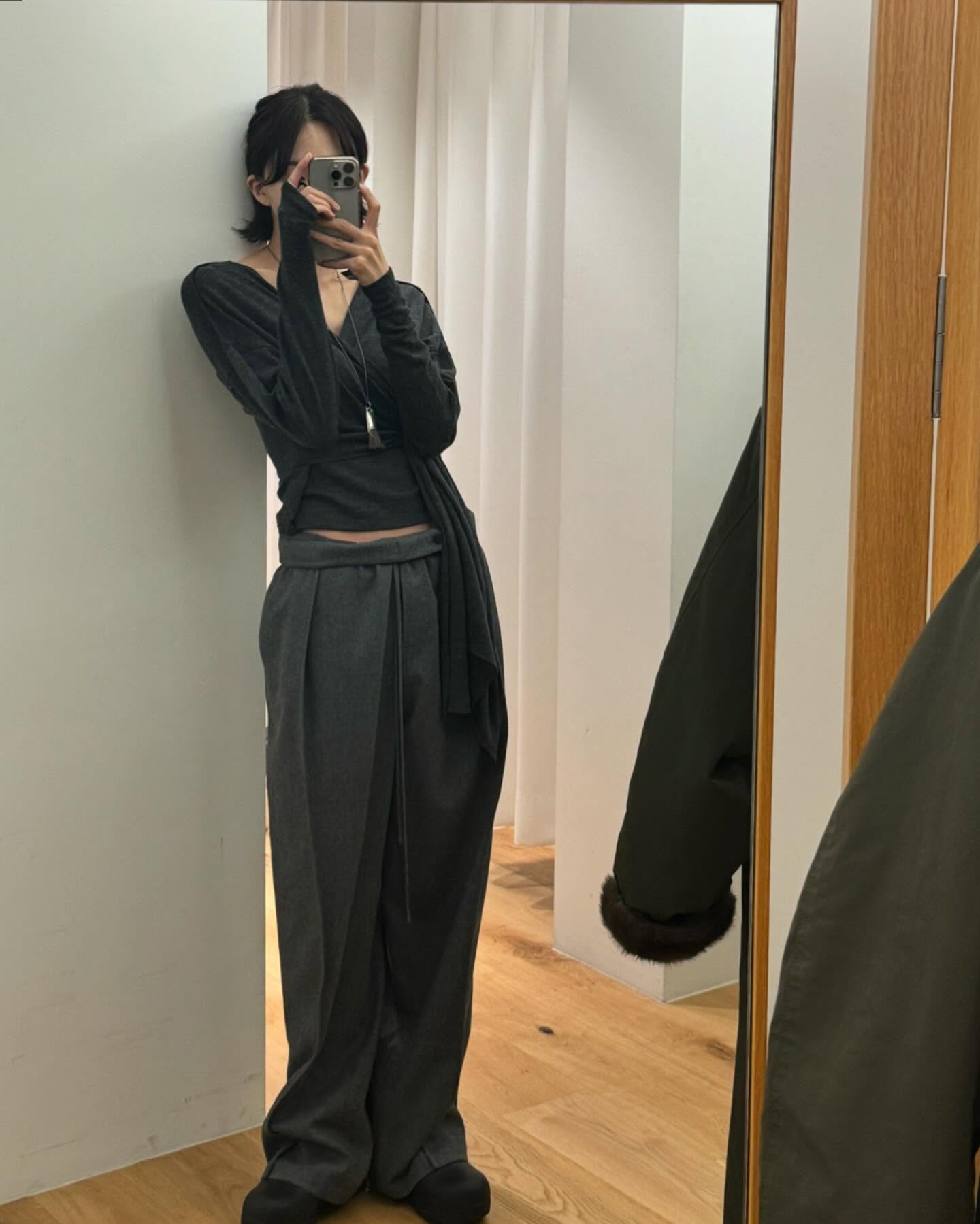 OOTD는 금새록처럼 찍기📸
미니멀한 사복 패션으로 잘 알려진 금새록은 세련된 스타일로 거울 셀카를 자주 공유하는데요, 그녀의 사복 코디에는 반복되는 패턴들이 숨겨져 있습니다. 금새록의 패션 팁을 참고해서, 앞으로 나만의 OOTD를 금새록처럼 완성해볼까요?
1. 미니스커트로 포인트 주기
168cm의 우아한 비율을 자랑하는 금새록은 종종 미니스커트를 활용해 멋스러운 코디를 선보입니다. 이번 연말, 미니 스커트로 스타일에 포인트를 더해보세요.
2. 레이어드 룩 연출하기
레이어드 스타일은 한 번만 제대로 입어도 ‘옷 잘 입는다’는 칭찬을 받을 수 있는데요, 간단한 슬리브리스와 니트 조끼를 겹쳐 입으면 세련된 느낌을 쉽게 연출할 수 있습니다.
3. 톤온톤 코디로 간결하고 세련되게
금새록이 자주 선보이는 톤온톤 룩은 무채색 계열을 조합해 미니멀하면서도 모던한 느낌을 줍니다. 복잡한 코디가 부담스럽다면, 톤온톤 룩으로 깔끔하고 세련된 스타일을 도전해보세요. 이미지5