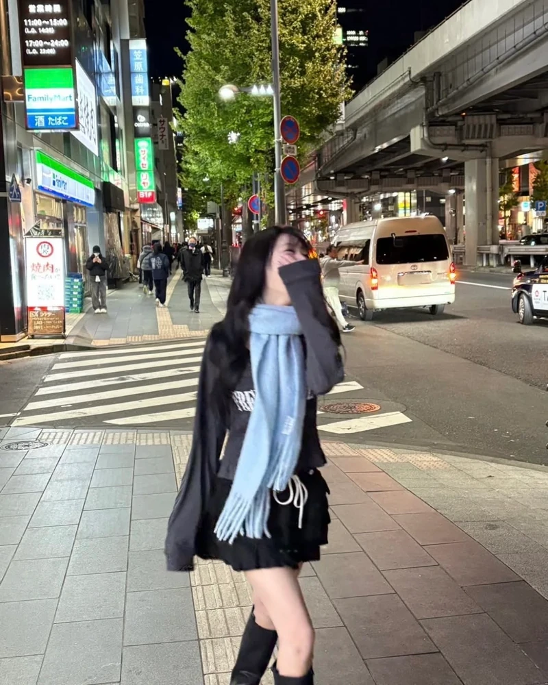 사복 장인 추가요~ 베몬 아현💜
데뷔 때부터 제니 닮은 꼴로 화제였던 베이비 몬스터 아현이 새로운 사복 장인으로 주목받고 있습니다.
아현은 아디다스, 베이프 같은 스트리트 브랜드는 물론 디올, 발렌시아가, 크롬하츠 등 하이엔드 브랜드까지 조화롭게 매치하며 스타일리시한 룩을 선보이고 있는데요. 마뗑 킴, 배드 블러드, 낫 유어 로즈 같은 국내 디자이너 브랜드도 즐겨 착용하죠. 다양한 브랜드를 애용하는 만큼, 모자, 안경, 목도리 등 포인트 아이템도 적재적소에 활용해 완성도 높은 룩을 보여줍니다.
힙한 스트리트룩부터 사랑스러운 무드의 코디까지 다채로운 매력을 뽐내는 베이비 몬스터의 아현. 슬라이드를 넘겨 그녀의 감각적인 패션을 확인해 보세요😈 이미지1