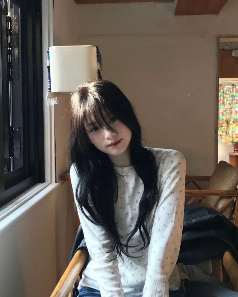 사복 장인 추가요~ 베몬 아현💜
데뷔 때부터 제니 닮은 꼴로 화제였던 베이비 몬스터 아현이 새로운 사복 장인으로 주목받고 있습니다.
아현은 아디다스, 베이프 같은 스트리트 브랜드는 물론 디올, 발렌시아가, 크롬하츠 등 하이엔드 브랜드까지 조화롭게 매치하며 스타일리시한 룩을 선보이고 있는데요. 마뗑 킴, 배드 블러드, 낫 유어 로즈 같은 국내 디자이너 브랜드도 즐겨 착용하죠. 다양한 브랜드를 애용하는 만큼, 모자, 안경, 목도리 등 포인트 아이템도 적재적소에 활용해 완성도 높은 룩을 보여줍니다.
힙한 스트리트룩부터 사랑스러운 무드의 코디까지 다채로운 매력을 뽐내는 베이비 몬스터의 아현. 슬라이드를 넘겨 그녀의 감각적인 패션을 확인해 보세요😈 이미지2