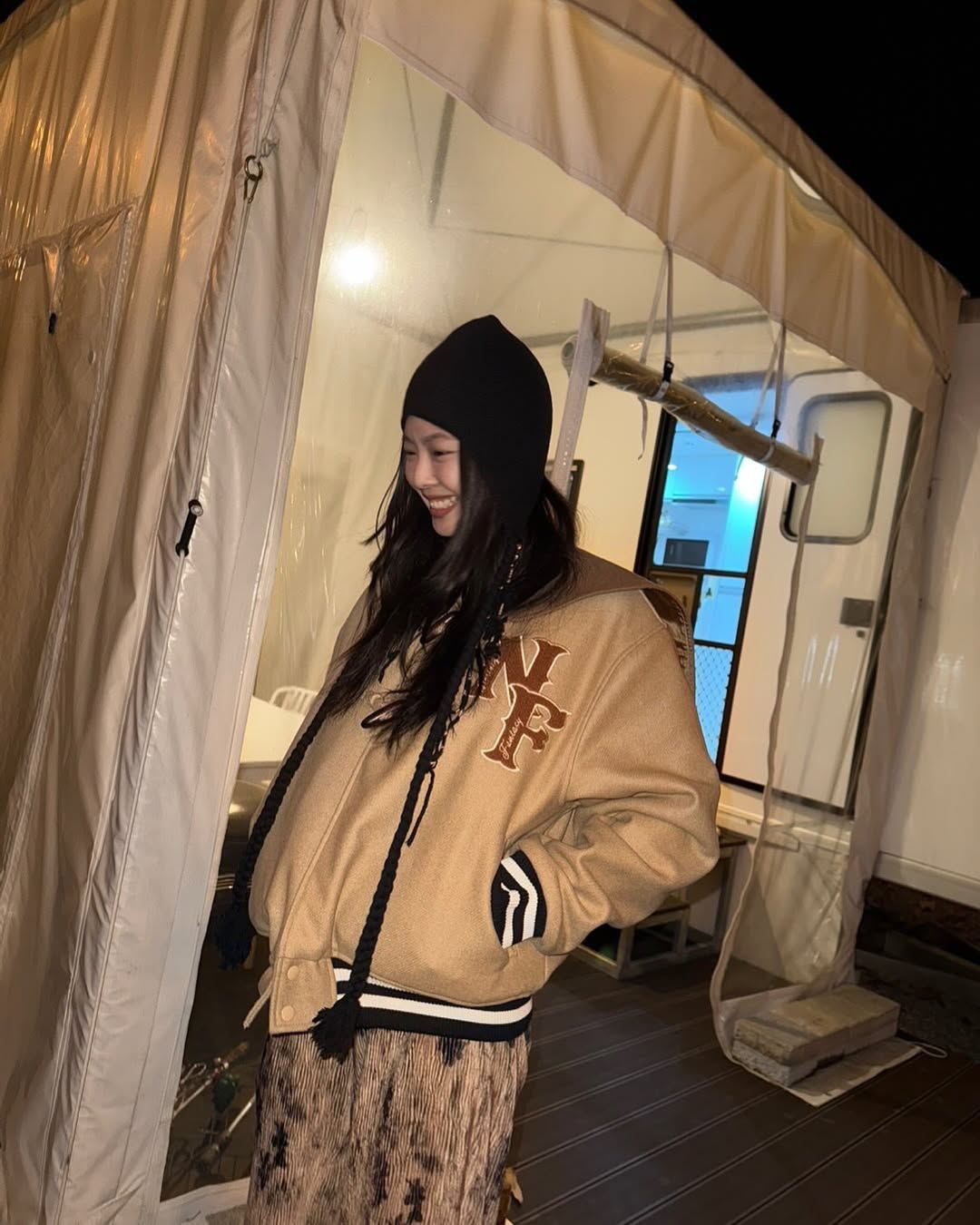 제니가 선택한 인천 캠핑장🏕️ 🔍

제니가 캠핑장에서의 모습을 업로드했죠. 외국이 아닌 우리나라 인천 강화도의 한 캠핑장이었는데요.

이곳은 ‘오우스 카라반 캠핑장’으로, 앞으로는 바다가 펼쳐지고 뒤로는 산이 이어져 오션뷰와 마운틴뷰를 동시에 즐길 수 있는 캠핑장입니다. 제니는 이곳에서 불멍을 하며 여유를 만끽하고, 밤하늘에 별자리를 그려보며 힐링하는 모습을 보여주었습니다. 

이 주변에는 강화도의 유명 관광지인 전등사, 강화평화전망대, 그리고 초지진 같은 명소들도 가까이 있어 캠핑 외에도 다양한 즐길 거리를 찾을 수 있는데요. 이번 겨울, 도심을 벗어나 자연 속에서 따뜻한 캠핑을 계획 중이시라면 제니처럼 인천 강화도로 떠나보는 건 어떨까요? 몸과 마음을 리프레시할 수 있는 시간이 될 거예요!  이미지2