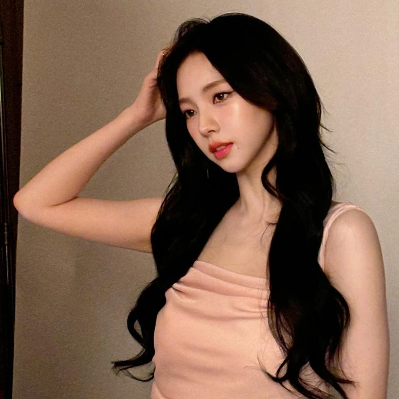 셀럽이 연프에 출연한다면?👩❤️👨
많은 시청자들에게 큰 인기를 끌고 있는 연애 프로그램들! 대표적인 프로그램으로는 '하트시그널', '환승연애', '솔로지옥', '러브캐처' 등이 있습니다. 이러한 연애 프로그램들의 인기에 따라 셀럽들의 연애 프로그램 얼굴상도 자주 언급 되곤 하는데요. 그래서 준비한 각 프로그램에 잘 어울릴 만한 셀럽들을 매치해 보았습니다.💖
1. 하트시그널: 수지, 변우석
'하트시그널' 하면 떠오르는 따뜻하고 감성적인 분위기에 완벽하게 어울리는 온미녀, 온미남. 그런 점에서 수지와 변우석은 이 프로그램의 이미지와 완벽하게 부합하는 얼굴들입니다.
2. 러브캐처: 카리나, 재현
'러브캐처'는 뛰어난 비주얼을 자랑하는 출연자들이 특징인 프로그램인데요. AI 같은 미모를 가진 카리나와 재현은 프로그램의 외모상에 최적화된 인물들이 아닐까 싶습니다.
3. 솔로지옥: 지젤, 셔누
'솔로지옥'은 다른 연애 프로그램들보다 좀 더 대담하고 강렬한 매력을 지닌 프로그램인데요. 핫한 매력을 가진 지젤과 셔누는 이 프로그램과 잘 어울릴 것 같습니다.
4. 환승연애: 해원, 장동윤
'환승연애'는 실제 연애 서사로 많은 이들의 공감을 일으키는 프로그램인데요. 대학교 시절의 훈남, 훈녀들을 떠올리게 하는 해원과 장동윤은 이 프로그램에 찰떡같이 어울릴 것으로 보입니다. 이미지3