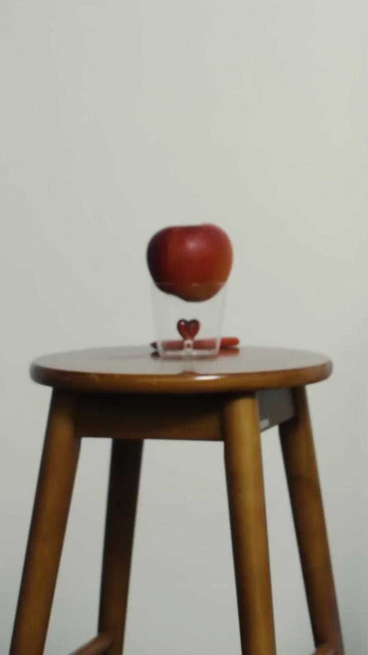 버버리 스카프와 함께하는 따뜻한 연말 기프트🇬🇧🧣

데이즈드와 함께한 버버리 스카프 화보를 통해 정은채, 노상현, 염혜란, 김윤아, 현상욱, 정찬성 6인의 다양한 스카프를 만나보세요.

버버리의 모든 캐시미어 스카프는 1797년 설립된 스코틀랜드 직물 공장에서 전통 베틀로 직조됩니다 천연수로 세척한 후 말린 티젤 꽃을 사용하여 원단 표면을 브러싱 처리하여 캐시미어 특유의 자연스러운 광택과 매우 부드럽고 풍성한 촉감을 선사합니다. 이미지