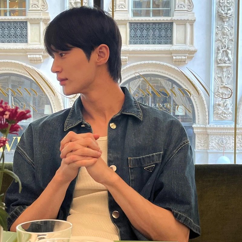 셀럽이 연프에 출연한다면?👩❤️👨
많은 시청자들에게 큰 인기를 끌고 있는 연애 프로그램들! 대표적인 프로그램으로는 '하트시그널', '환승연애', '솔로지옥', '러브캐처' 등이 있습니다. 이러한 연애 프로그램들의 인기에 따라 셀럽들의 연애 프로그램 얼굴상도 자주 언급 되곤 하는데요. 그래서 준비한 각 프로그램에 잘 어울릴 만한 셀럽들을 매치해 보았습니다.💖
1. 하트시그널: 수지, 변우석
'하트시그널' 하면 떠오르는 따뜻하고 감성적인 분위기에 완벽하게 어울리는 온미녀, 온미남. 그런 점에서 수지와 변우석은 이 프로그램의 이미지와 완벽하게 부합하는 얼굴들입니다.
2. 러브캐처: 카리나, 재현
'러브캐처'는 뛰어난 비주얼을 자랑하는 출연자들이 특징인 프로그램인데요. AI 같은 미모를 가진 카리나와 재현은 프로그램의 외모상에 최적화된 인물들이 아닐까 싶습니다.
3. 솔로지옥: 지젤, 셔누
'솔로지옥'은 다른 연애 프로그램들보다 좀 더 대담하고 강렬한 매력을 지닌 프로그램인데요. 핫한 매력을 가진 지젤과 셔누는 이 프로그램과 잘 어울릴 것 같습니다.
4. 환승연애: 해원, 장동윤
'환승연애'는 실제 연애 서사로 많은 이들의 공감을 일으키는 프로그램인데요. 대학교 시절의 훈남, 훈녀들을 떠올리게 하는 해원과 장동윤은 이 프로그램에 찰떡같이 어울릴 것으로 보입니다. 이미지2