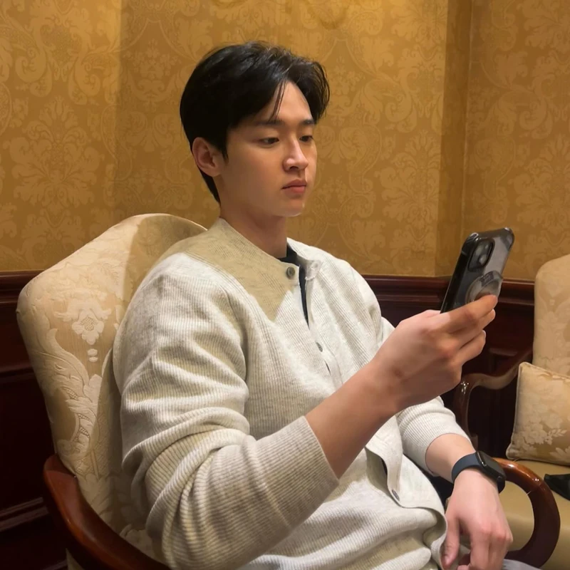 셀럽이 연프에 출연한다면?👩❤️👨
많은 시청자들에게 큰 인기를 끌고 있는 연애 프로그램들! 대표적인 프로그램으로는 '하트시그널', '환승연애', '솔로지옥', '러브캐처' 등이 있습니다. 이러한 연애 프로그램들의 인기에 따라 셀럽들의 연애 프로그램 얼굴상도 자주 언급 되곤 하는데요. 그래서 준비한 각 프로그램에 잘 어울릴 만한 셀럽들을 매치해 보았습니다.💖
1. 하트시그널: 수지, 변우석
'하트시그널' 하면 떠오르는 따뜻하고 감성적인 분위기에 완벽하게 어울리는 온미녀, 온미남. 그런 점에서 수지와 변우석은 이 프로그램의 이미지와 완벽하게 부합하는 얼굴들입니다.
2. 러브캐처: 카리나, 재현
'러브캐처'는 뛰어난 비주얼을 자랑하는 출연자들이 특징인 프로그램인데요. AI 같은 미모를 가진 카리나와 재현은 프로그램의 외모상에 최적화된 인물들이 아닐까 싶습니다.
3. 솔로지옥: 지젤, 셔누
'솔로지옥'은 다른 연애 프로그램들보다 좀 더 대담하고 강렬한 매력을 지닌 프로그램인데요. 핫한 매력을 가진 지젤과 셔누는 이 프로그램과 잘 어울릴 것 같습니다.
4. 환승연애: 해원, 장동윤
'환승연애'는 실제 연애 서사로 많은 이들의 공감을 일으키는 프로그램인데요. 대학교 시절의 훈남, 훈녀들을 떠올리게 하는 해원과 장동윤은 이 프로그램에 찰떡같이 어울릴 것으로 보입니다. 이미지8