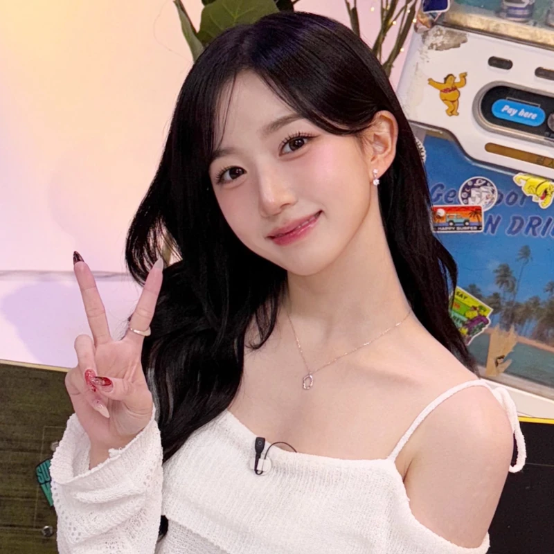 셀럽이 연프에 출연한다면?👩❤️👨
많은 시청자들에게 큰 인기를 끌고 있는 연애 프로그램들! 대표적인 프로그램으로는 '하트시그널', '환승연애', '솔로지옥', '러브캐처' 등이 있습니다. 이러한 연애 프로그램들의 인기에 따라 셀럽들의 연애 프로그램 얼굴상도 자주 언급 되곤 하는데요. 그래서 준비한 각 프로그램에 잘 어울릴 만한 셀럽들을 매치해 보았습니다.💖
1. 하트시그널: 수지, 변우석
'하트시그널' 하면 떠오르는 따뜻하고 감성적인 분위기에 완벽하게 어울리는 온미녀, 온미남. 그런 점에서 수지와 변우석은 이 프로그램의 이미지와 완벽하게 부합하는 얼굴들입니다.
2. 러브캐처: 카리나, 재현
'러브캐처'는 뛰어난 비주얼을 자랑하는 출연자들이 특징인 프로그램인데요. AI 같은 미모를 가진 카리나와 재현은 프로그램의 외모상에 최적화된 인물들이 아닐까 싶습니다.
3. 솔로지옥: 지젤, 셔누
'솔로지옥'은 다른 연애 프로그램들보다 좀 더 대담하고 강렬한 매력을 지닌 프로그램인데요. 핫한 매력을 가진 지젤과 셔누는 이 프로그램과 잘 어울릴 것 같습니다.
4. 환승연애: 해원, 장동윤
'환승연애'는 실제 연애 서사로 많은 이들의 공감을 일으키는 프로그램인데요. 대학교 시절의 훈남, 훈녀들을 떠올리게 하는 해원과 장동윤은 이 프로그램에 찰떡같이 어울릴 것으로 보입니다. 이미지7
