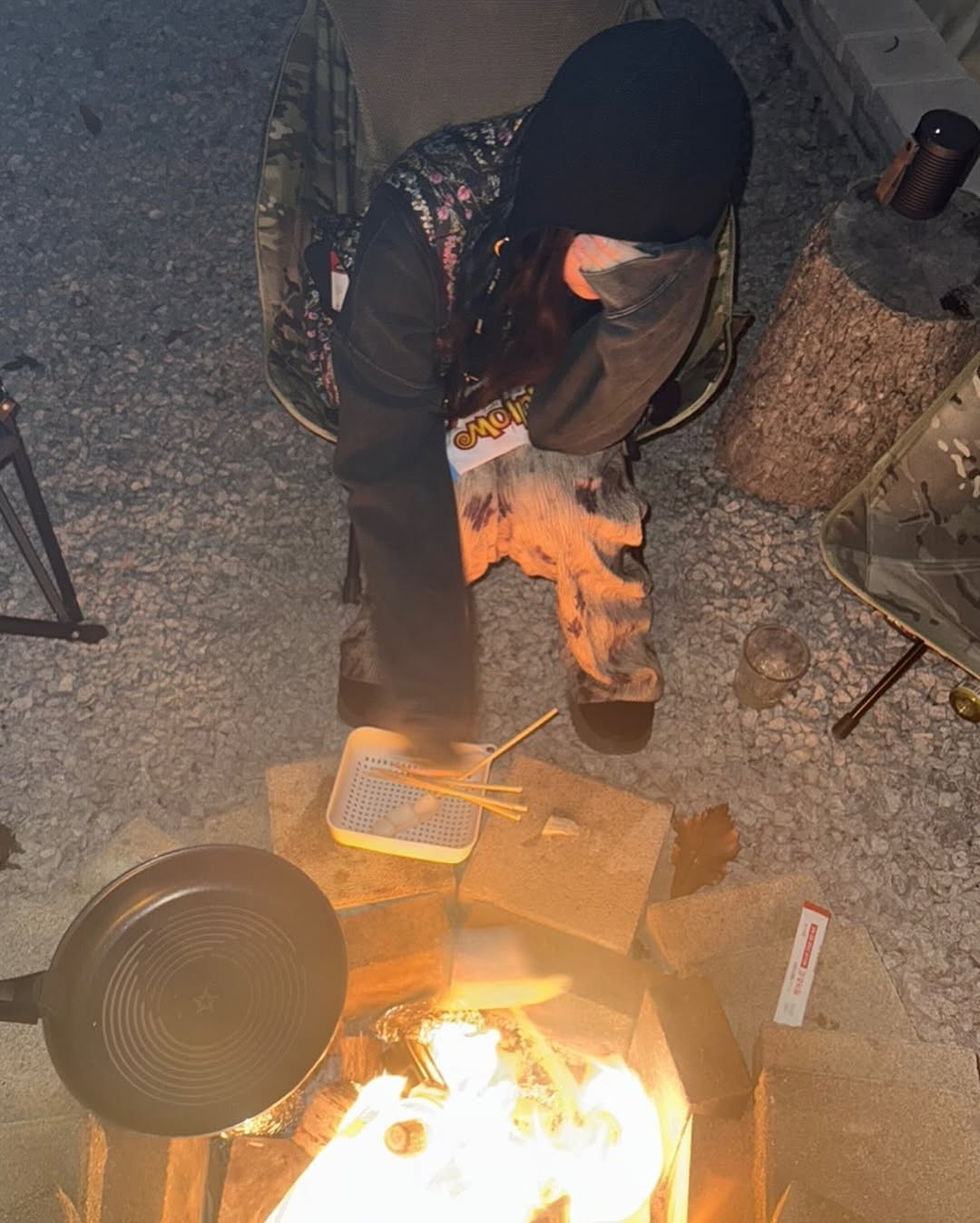 제니가 선택한 인천 캠핑장🏕️ 🔍

제니가 캠핑장에서의 모습을 업로드했죠. 외국이 아닌 우리나라 인천 강화도의 한 캠핑장이었는데요.

이곳은 ‘오우스 카라반 캠핑장’으로, 앞으로는 바다가 펼쳐지고 뒤로는 산이 이어져 오션뷰와 마운틴뷰를 동시에 즐길 수 있는 캠핑장입니다. 제니는 이곳에서 불멍을 하며 여유를 만끽하고, 밤하늘에 별자리를 그려보며 힐링하는 모습을 보여주었습니다. 

이 주변에는 강화도의 유명 관광지인 전등사, 강화평화전망대, 그리고 초지진 같은 명소들도 가까이 있어 캠핑 외에도 다양한 즐길 거리를 찾을 수 있는데요. 이번 겨울, 도심을 벗어나 자연 속에서 따뜻한 캠핑을 계획 중이시라면 제니처럼 인천 강화도로 떠나보는 건 어떨까요? 몸과 마음을 리프레시할 수 있는 시간이 될 거예요!  이미지8