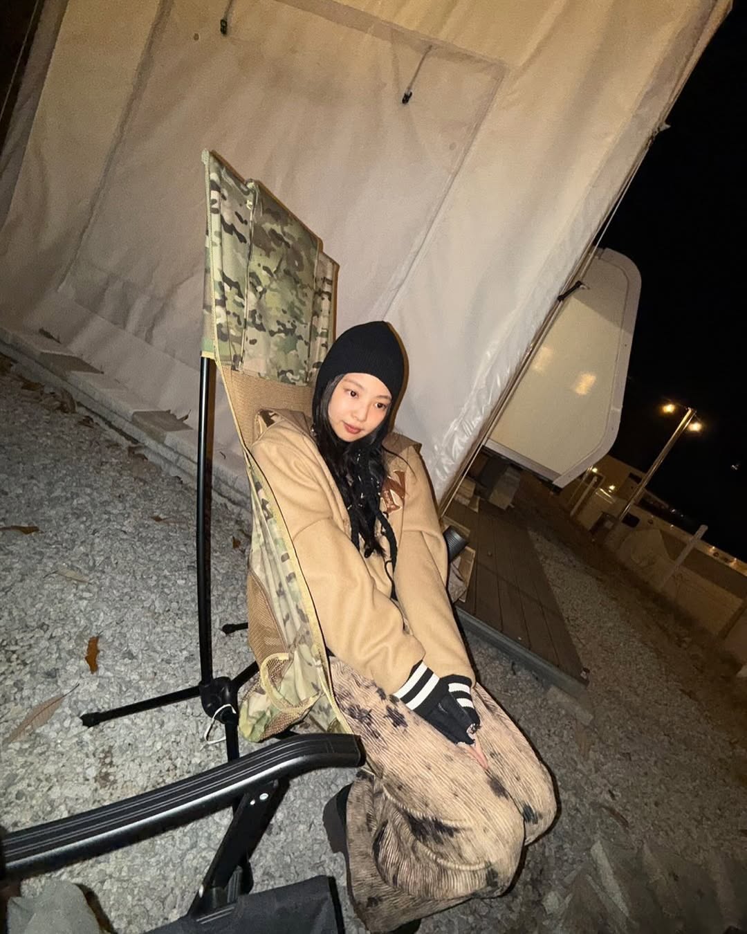 제니가 선택한 인천 캠핑장🏕️ 🔍

제니가 캠핑장에서의 모습을 업로드했죠. 외국이 아닌 우리나라 인천 강화도의 한 캠핑장이었는데요.

이곳은 ‘오우스 카라반 캠핑장’으로, 앞으로는 바다가 펼쳐지고 뒤로는 산이 이어져 오션뷰와 마운틴뷰를 동시에 즐길 수 있는 캠핑장입니다. 제니는 이곳에서 불멍을 하며 여유를 만끽하고, 밤하늘에 별자리를 그려보며 힐링하는 모습을 보여주었습니다. 

이 주변에는 강화도의 유명 관광지인 전등사, 강화평화전망대, 그리고 초지진 같은 명소들도 가까이 있어 캠핑 외에도 다양한 즐길 거리를 찾을 수 있는데요. 이번 겨울, 도심을 벗어나 자연 속에서 따뜻한 캠핑을 계획 중이시라면 제니처럼 인천 강화도로 떠나보는 건 어떨까요? 몸과 마음을 리프레시할 수 있는 시간이 될 거예요!  이미지4