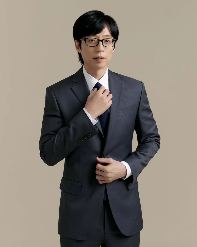 유재석, 대중문화예술상 ‘보관문화훈장’ 받는다!
유재석이 오는 29일 열리는 제17회 ‘2026 대한민국 대중문화예술상’에서 보관문화훈장을 받습니다. 올해 보관문화훈장 수훈자는 유재석을 비롯해 가수 한영애, 재즈 연주자 신관웅, 성우 박영남, 공연제작자 박명성 등 5명입니다.
앞서 임하룡이 2020년 보관문화훈장(3급)을 받았는데요. 지난해에는 고(故) 전유성이 옥관문화훈장(4급)을 추서받았습니다.
유재석 역시 한국 대중문화 발전에 기여한 공로를 인정받아 훈장 수훈자로 이름을 올렸습니다. 이미지2