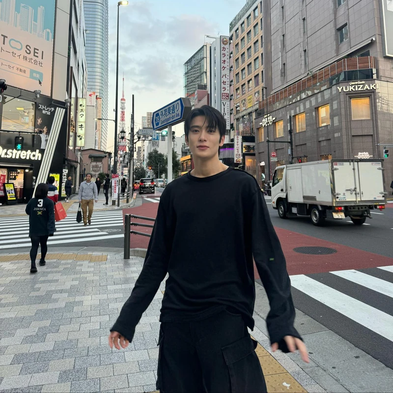 셀럽이 연프에 출연한다면?👩❤️👨
많은 시청자들에게 큰 인기를 끌고 있는 연애 프로그램들! 대표적인 프로그램으로는 '하트시그널', '환승연애', '솔로지옥', '러브캐처' 등이 있습니다. 이러한 연애 프로그램들의 인기에 따라 셀럽들의 연애 프로그램 얼굴상도 자주 언급 되곤 하는데요. 그래서 준비한 각 프로그램에 잘 어울릴 만한 셀럽들을 매치해 보았습니다.💖
1. 하트시그널: 수지, 변우석
'하트시그널' 하면 떠오르는 따뜻하고 감성적인 분위기에 완벽하게 어울리는 온미녀, 온미남. 그런 점에서 수지와 변우석은 이 프로그램의 이미지와 완벽하게 부합하는 얼굴들입니다.
2. 러브캐처: 카리나, 재현
'러브캐처'는 뛰어난 비주얼을 자랑하는 출연자들이 특징인 프로그램인데요. AI 같은 미모를 가진 카리나와 재현은 프로그램의 외모상에 최적화된 인물들이 아닐까 싶습니다.
3. 솔로지옥: 지젤, 셔누
'솔로지옥'은 다른 연애 프로그램들보다 좀 더 대담하고 강렬한 매력을 지닌 프로그램인데요. 핫한 매력을 가진 지젤과 셔누는 이 프로그램과 잘 어울릴 것 같습니다.
4. 환승연애: 해원, 장동윤
'환승연애'는 실제 연애 서사로 많은 이들의 공감을 일으키는 프로그램인데요. 대학교 시절의 훈남, 훈녀들을 떠올리게 하는 해원과 장동윤은 이 프로그램에 찰떡같이 어울릴 것으로 보입니다. 이미지4