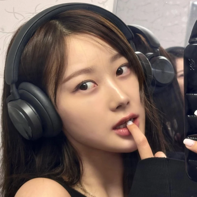 셀럽이 연프에 출연한다면?👩❤️👨
많은 시청자들에게 큰 인기를 끌고 있는 연애 프로그램들! 대표적인 프로그램으로는 '하트시그널', '환승연애', '솔로지옥', '러브캐처' 등이 있습니다. 이러한 연애 프로그램들의 인기에 따라 셀럽들의 연애 프로그램 얼굴상도 자주 언급 되곤 하는데요. 그래서 준비한 각 프로그램에 잘 어울릴 만한 셀럽들을 매치해 보았습니다.💖
1. 하트시그널: 수지, 변우석
'하트시그널' 하면 떠오르는 따뜻하고 감성적인 분위기에 완벽하게 어울리는 온미녀, 온미남. 그런 점에서 수지와 변우석은 이 프로그램의 이미지와 완벽하게 부합하는 얼굴들입니다.
2. 러브캐처: 카리나, 재현
'러브캐처'는 뛰어난 비주얼을 자랑하는 출연자들이 특징인 프로그램인데요. AI 같은 미모를 가진 카리나와 재현은 프로그램의 외모상에 최적화된 인물들이 아닐까 싶습니다.
3. 솔로지옥: 지젤, 셔누
'솔로지옥'은 다른 연애 프로그램들보다 좀 더 대담하고 강렬한 매력을 지닌 프로그램인데요. 핫한 매력을 가진 지젤과 셔누는 이 프로그램과 잘 어울릴 것 같습니다.
4. 환승연애: 해원, 장동윤
'환승연애'는 실제 연애 서사로 많은 이들의 공감을 일으키는 프로그램인데요. 대학교 시절의 훈남, 훈녀들을 떠올리게 하는 해원과 장동윤은 이 프로그램에 찰떡같이 어울릴 것으로 보입니다. 이미지5