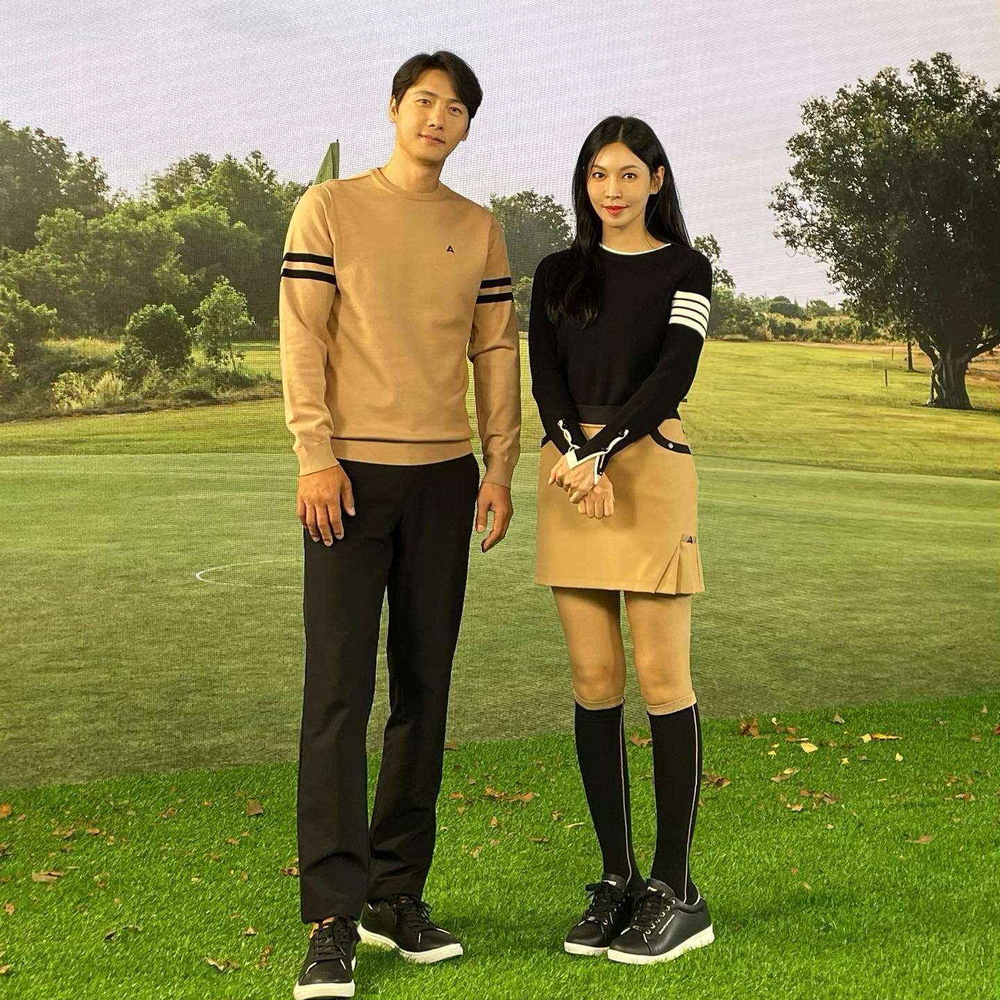 아랍상은 두부상이 끌린다?👩‍❤️‍👨

'아랍두부 이론’이라고 들어보셨나요? 진한 이목구비와 두꺼운 T존을 가진 아랍상과, 부드러운 이목구비와 순한 인상을 지닌 두부상이 서로에게 끌린다는 농담 반 진담 반의 이론인데요. 연예계 대표 부부들을 보면, 꼭 틀린 건 아닌 것 같기도 합니다. 그래서 준비한 연예계 대표 아랍두부 부부들을 소개합니다💖

1. 손예진 X 현빈

2. 한가인 X 연정훈

3. 윤승아 X 김무열

4. 김태희 X 비

5. 김소연 X 이상우 이미지