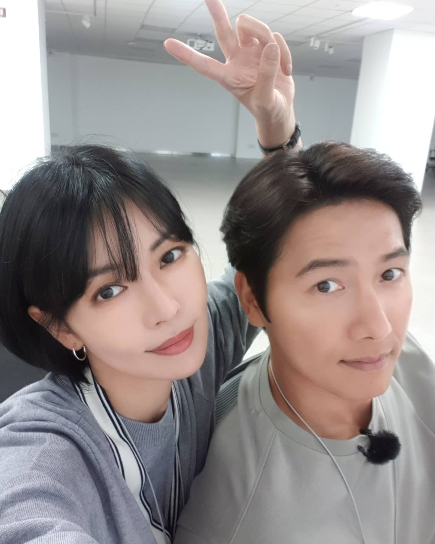 아랍상은 두부상이 끌린다?👩❤️👨
'아랍두부 이론’이라고 들어보셨나요? 진한 이목구비와 두꺼운 T존을 가진 아랍상과, 부드러운 이목구비와 순한 인상을 지닌 두부상이 서로에게 끌린다는 농담 반 진담 반의 이론인데요. 연예계 대표 부부들을 보면, 꼭 틀린 건 아닌 것 같기도 합니다. 그래서 준비한 연예계 대표 아랍두부 부부들을 소개합니다💖
1. 손예진 X 현빈
2. 한가인 X 연정훈
3. 윤승아 X 김무열
4. 김태희 X 비
5. 김소연 X 이상우 이미지9