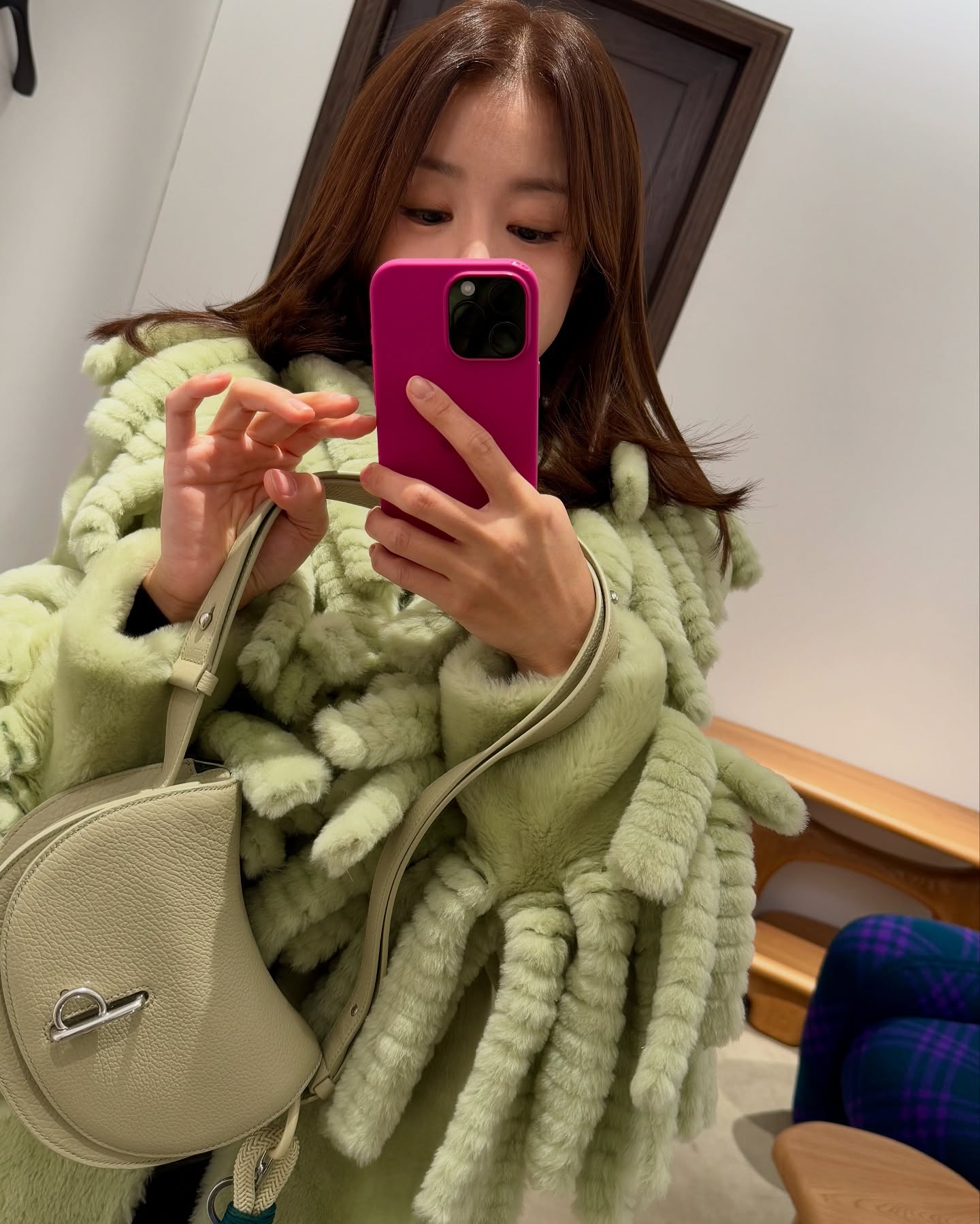 개나리콘 아니고 버버리💚

배우 이시영이 지난 10일 인스타그램에 여러 장의 사진을 게재했습니다. 

버버리 매장에 방문한 그녀는 체크 패턴이 돋보이는 시스루 롱 드레스와 그린 컬러웨이의 힐을 매치해 독특하면서도 페미닌한 매력을 선보였죠. 

하지만 무엇보다 시선을 사로잡은 것은 버버리의 프린지 셔링 자켓인데요. 옛날 과자 개나리콘을 연상시키는 디테일이 특징입니다.

해당 제품은 이미 해외 셀럽들이 각종 화보와 무대에서 입고 등장해 화제가 되었습니다. 모델 나라 스미스는 매거진 화보에서, 올해의 단어 ‘brat’을 창조한 찰리 XCX는 콘서트에서 말이죠.

부드러운 텍스처와 볼륨감 있는 실루엣의 프린지 셔링 자켓, 여러분은 어떻게 생각하시나요? 이미지4
