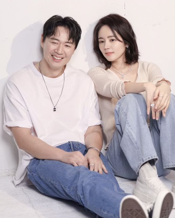 아랍상은 두부상이 끌린다?👩❤️👨
'아랍두부 이론’이라고 들어보셨나요? 진한 이목구비와 두꺼운 T존을 가진 아랍상과, 부드러운 이목구비와 순한 인상을 지닌 두부상이 서로에게 끌린다는 농담 반 진담 반의 이론인데요. 연예계 대표 부부들을 보면, 꼭 틀린 건 아닌 것 같기도 합니다. 그래서 준비한 연예계 대표 아랍두부 부부들을 소개합니다💖
1. 손예진 X 현빈
2. 한가인 X 연정훈
3. 윤승아 X 김무열
4. 김태희 X 비
5. 김소연 X 이상우 이미지3