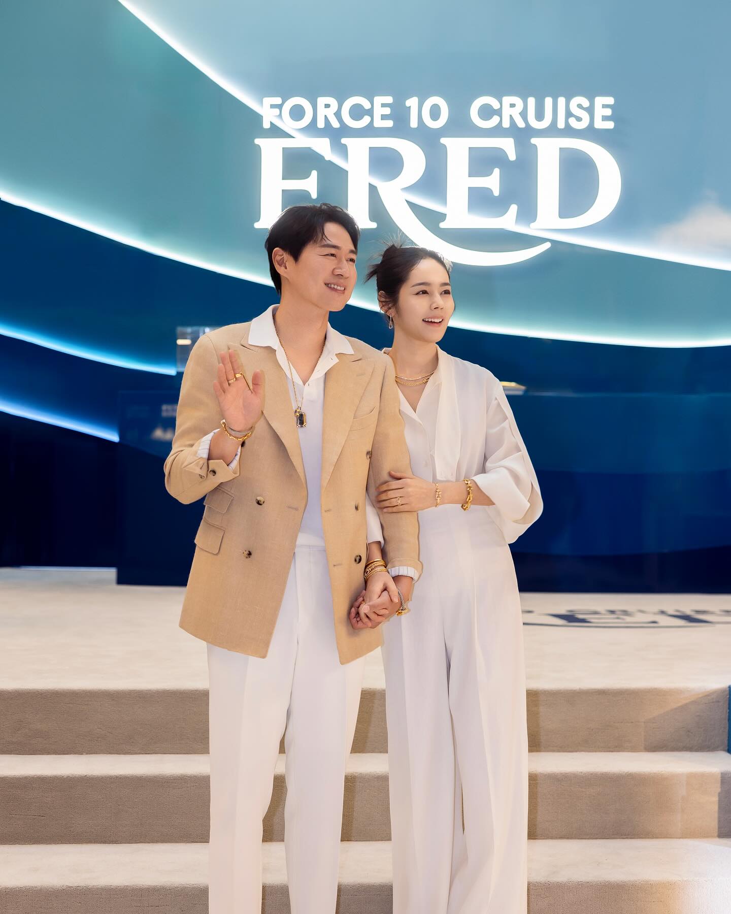 아랍상은 두부상이 끌린다?👩❤️👨
'아랍두부 이론’이라고 들어보셨나요? 진한 이목구비와 두꺼운 T존을 가진 아랍상과, 부드러운 이목구비와 순한 인상을 지닌 두부상이 서로에게 끌린다는 농담 반 진담 반의 이론인데요. 연예계 대표 부부들을 보면, 꼭 틀린 건 아닌 것 같기도 합니다. 그래서 준비한 연예계 대표 아랍두부 부부들을 소개합니다💖
1. 손예진 X 현빈
2. 한가인 X 연정훈
3. 윤승아 X 김무열
4. 김태희 X 비
5. 김소연 X 이상우 이미지4