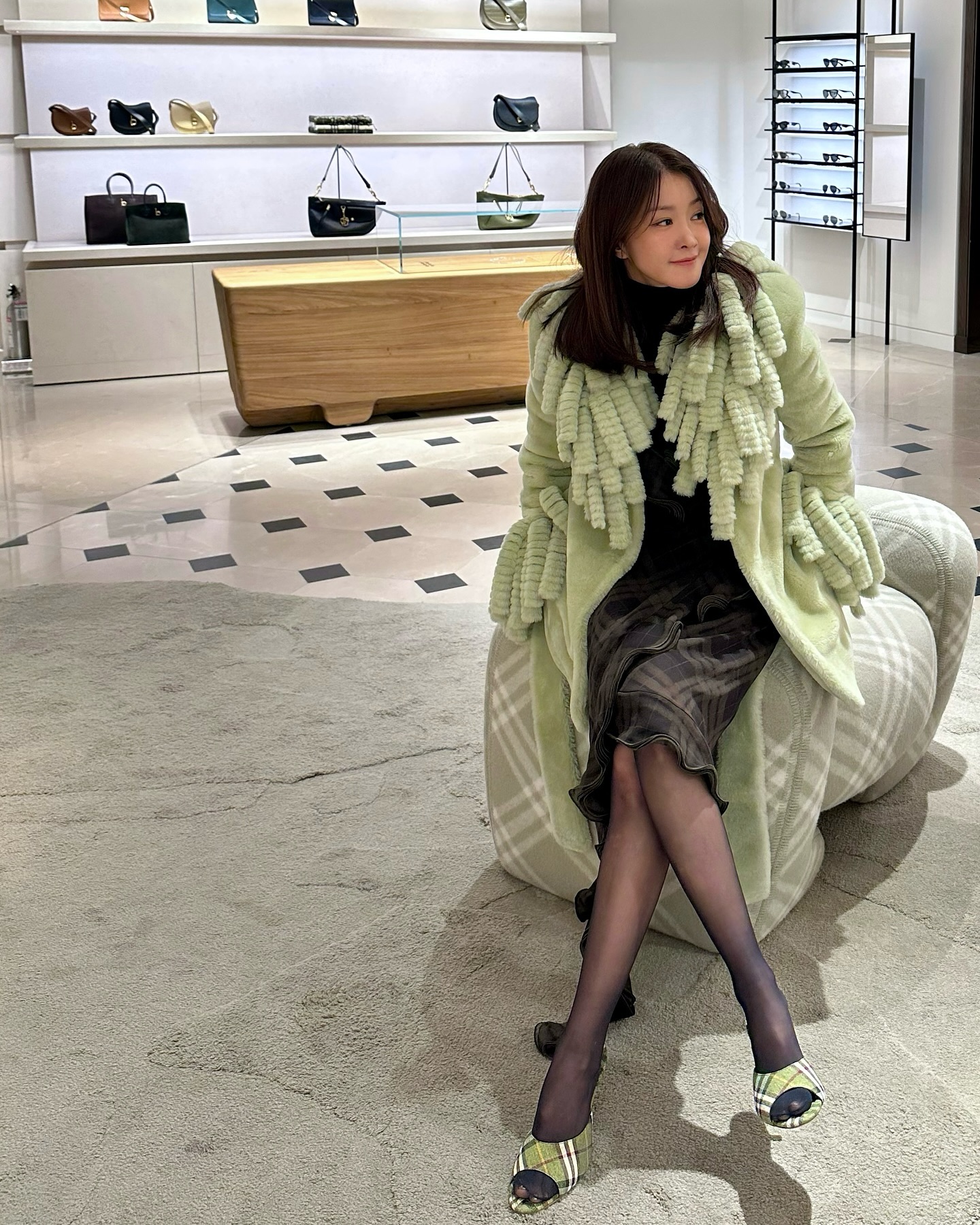 개나리콘 아니고 버버리💚

배우 이시영이 지난 10일 인스타그램에 여러 장의 사진을 게재했습니다. 

버버리 매장에 방문한 그녀는 체크 패턴이 돋보이는 시스루 롱 드레스와 그린 컬러웨이의 힐을 매치해 독특하면서도 페미닌한 매력을 선보였죠. 

하지만 무엇보다 시선을 사로잡은 것은 버버리의 프린지 셔링 자켓인데요. 옛날 과자 개나리콘을 연상시키는 디테일이 특징입니다.

해당 제품은 이미 해외 셀럽들이 각종 화보와 무대에서 입고 등장해 화제가 되었습니다. 모델 나라 스미스는 매거진 화보에서, 올해의 단어 ‘brat’을 창조한 찰리 XCX는 콘서트에서 말이죠.

부드러운 텍스처와 볼륨감 있는 실루엣의 프린지 셔링 자켓, 여러분은 어떻게 생각하시나요? 이미지2