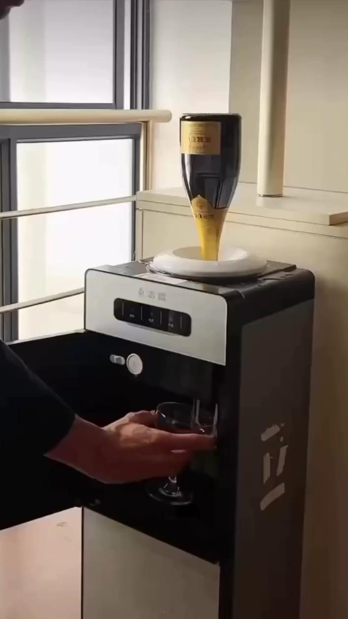 연말 파티 준비 완🍷
기발한 와인 디스펜서로 밤새 달리자🤣@이거어때 이미지