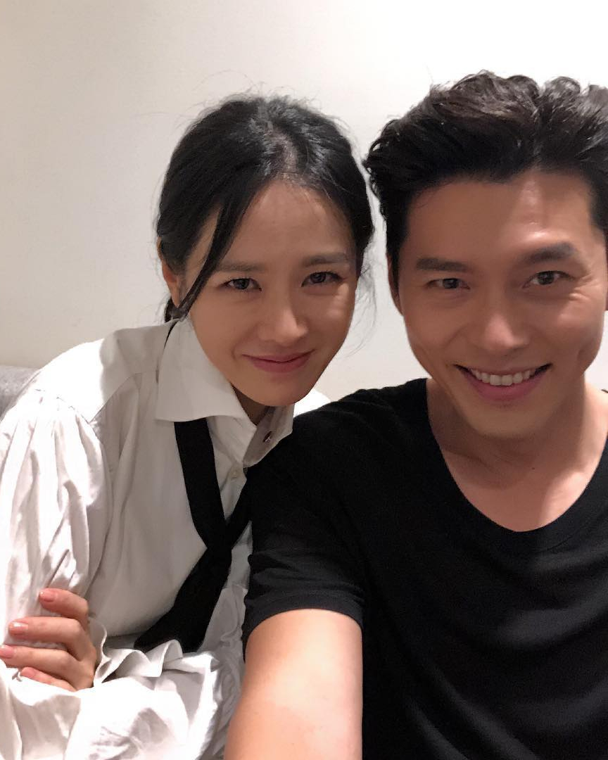 아랍상은 두부상이 끌린다?👩❤️👨
'아랍두부 이론’이라고 들어보셨나요? 진한 이목구비와 두꺼운 T존을 가진 아랍상과, 부드러운 이목구비와 순한 인상을 지닌 두부상이 서로에게 끌린다는 농담 반 진담 반의 이론인데요. 연예계 대표 부부들을 보면, 꼭 틀린 건 아닌 것 같기도 합니다. 그래서 준비한 연예계 대표 아랍두부 부부들을 소개합니다💖
1. 손예진 X 현빈
2. 한가인 X 연정훈
3. 윤승아 X 김무열
4. 김태희 X 비
5. 김소연 X 이상우 이미지2