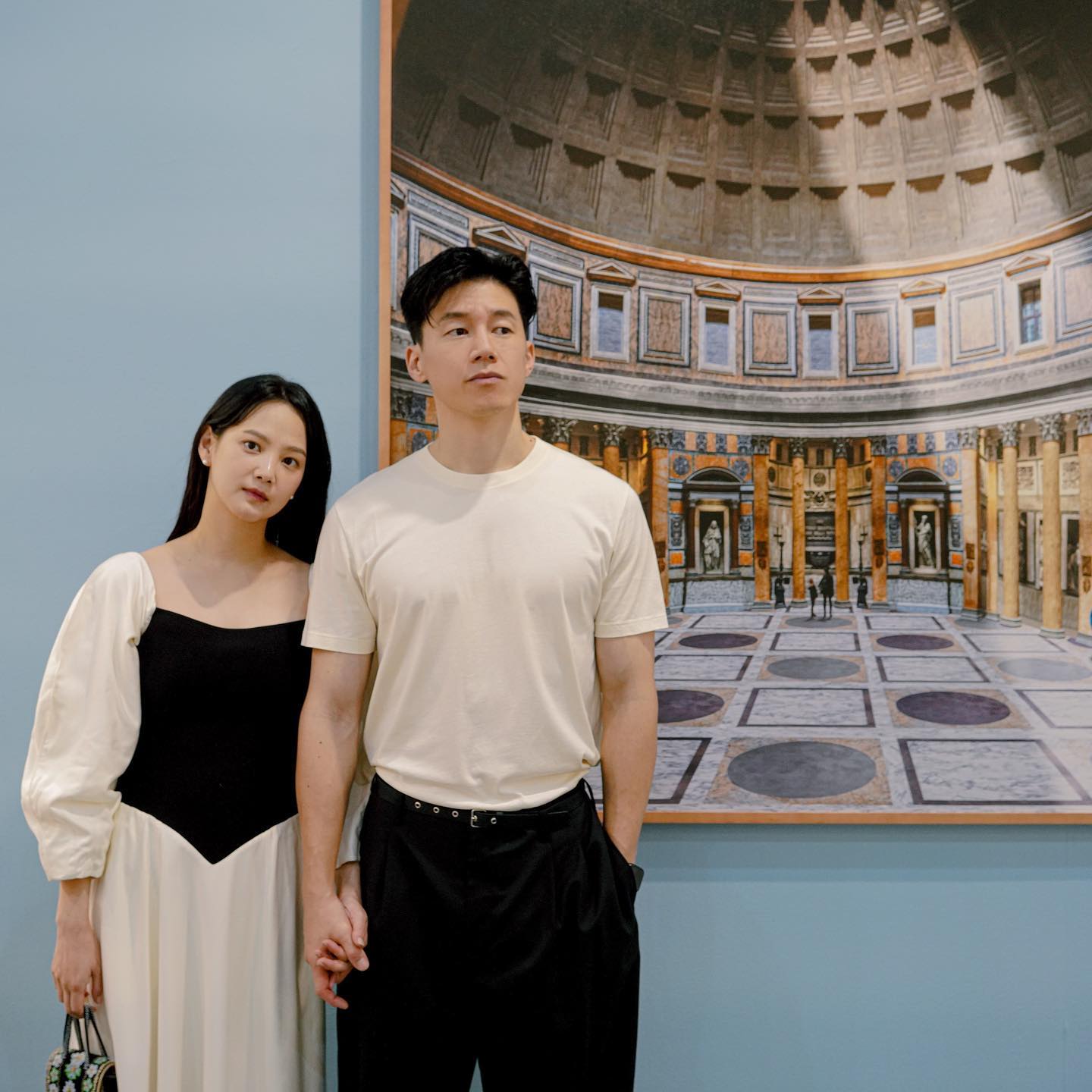 아랍상은 두부상이 끌린다?👩❤️👨
'아랍두부 이론’이라고 들어보셨나요? 진한 이목구비와 두꺼운 T존을 가진 아랍상과, 부드러운 이목구비와 순한 인상을 지닌 두부상이 서로에게 끌린다는 농담 반 진담 반의 이론인데요. 연예계 대표 부부들을 보면, 꼭 틀린 건 아닌 것 같기도 합니다. 그래서 준비한 연예계 대표 아랍두부 부부들을 소개합니다💖
1. 손예진 X 현빈
2. 한가인 X 연정훈
3. 윤승아 X 김무열
4. 김태희 X 비
5. 김소연 X 이상우 이미지6