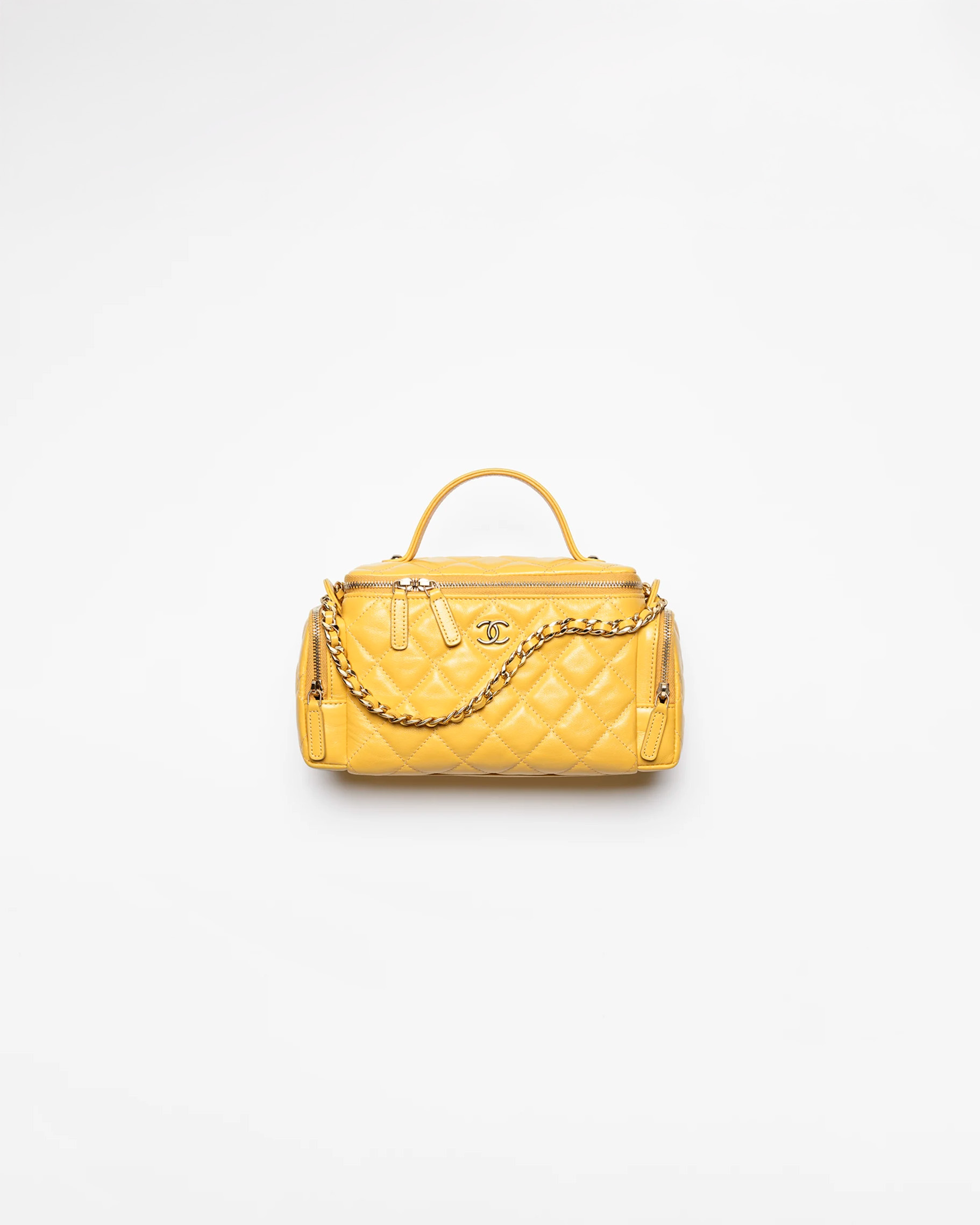 이거 예쁘다..차예련의 샤넬🖤

차예련이 자신의 유투브에서 ‘WHATS IN MY BAG’ 컨텐츠를 선보였죠. 큰맘 먹고 구매했다는 샤넬 백을 소개했는데요. 샤넬의 24/25 FW 코스메틱 케이스였습니다. 

베니티 백 모양에 양옆에 포켓이 달려있는 형태인데요. 코스메틱 케이스라는 이름답게 거울도 내장되어 있습니다. 체인이 있어 숄더나 크로스도 가능한 이 차예련의 샤넬 백은 845만 원입니다. 위시 아이템이 샤넬 베니티 백이었다면, 실용성을 더한 이 코스메틱 케이스도 좋아 보입니다. 이미지4