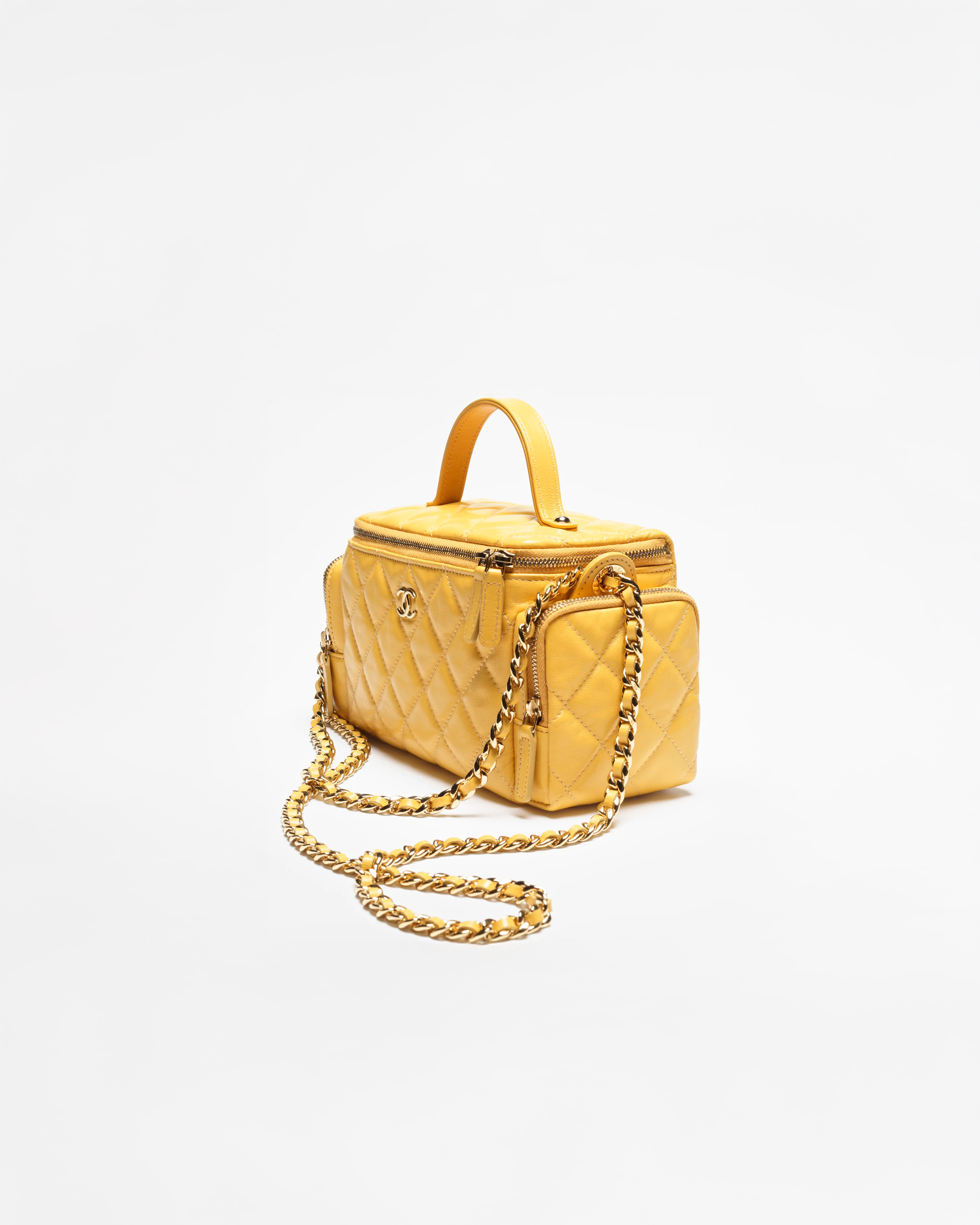 이거 예쁘다..차예련의 샤넬🖤

차예련이 자신의 유투브에서 ‘WHATS IN MY BAG’ 컨텐츠를 선보였죠. 큰맘 먹고 구매했다는 샤넬 백을 소개했는데요. 샤넬의 24/25 FW 코스메틱 케이스였습니다. 

베니티 백 모양에 양옆에 포켓이 달려있는 형태인데요. 코스메틱 케이스라는 이름답게 거울도 내장되어 있습니다. 체인이 있어 숄더나 크로스도 가능한 이 차예련의 샤넬 백은 845만 원입니다. 위시 아이템이 샤넬 베니티 백이었다면, 실용성을 더한 이 코스메틱 케이스도 좋아 보입니다. 이미지6