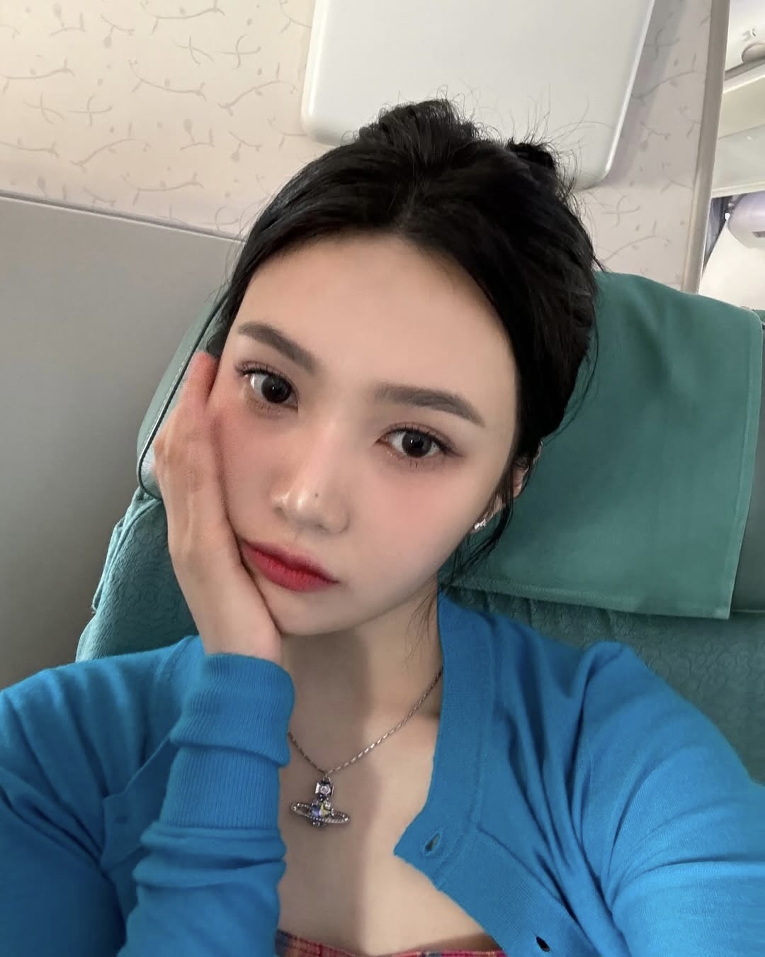 존재감 있는 연말 목걸이❓🔍

연말에 포인트가 될 목걸이를 찾고 계신가요? 비비안 웨스트우드 목걸이는 어떠신가요? 제니, 장원영, 조이 등 여자 연예인의 사복 패션에서 자주 볼 수 있을 뿐만 아니라, 투바투 연준과 데이식스 영케이 같은 남자 연예인들도 즐겨 착용하는 아이템입니다. 커플 목걸이로도 손색없겠죠?

비비안 웨스트우드의 시그니처인 행성 펜던트는 강렬한 존재감을 자랑합니다. 여기에 하트, 클립 등 다양한 팬던트와 어우러진 독창적인 디자인도 눈길을 끄네요. 특히 연말하면 빠질 수 없는 진주로 제작된 목걸이도 많아 고급스러운 무드를 완성하기에 제격이죠.

심플한 룩에 포인트로 더하거나, 화려한 연말 스타일링에 마무리 아이템으로 활용해 보세요. 비비안 웨스트우드의 독특하고 세련된 목걸이로 특별한 연말을 더욱 빛내보세요! 이미지3