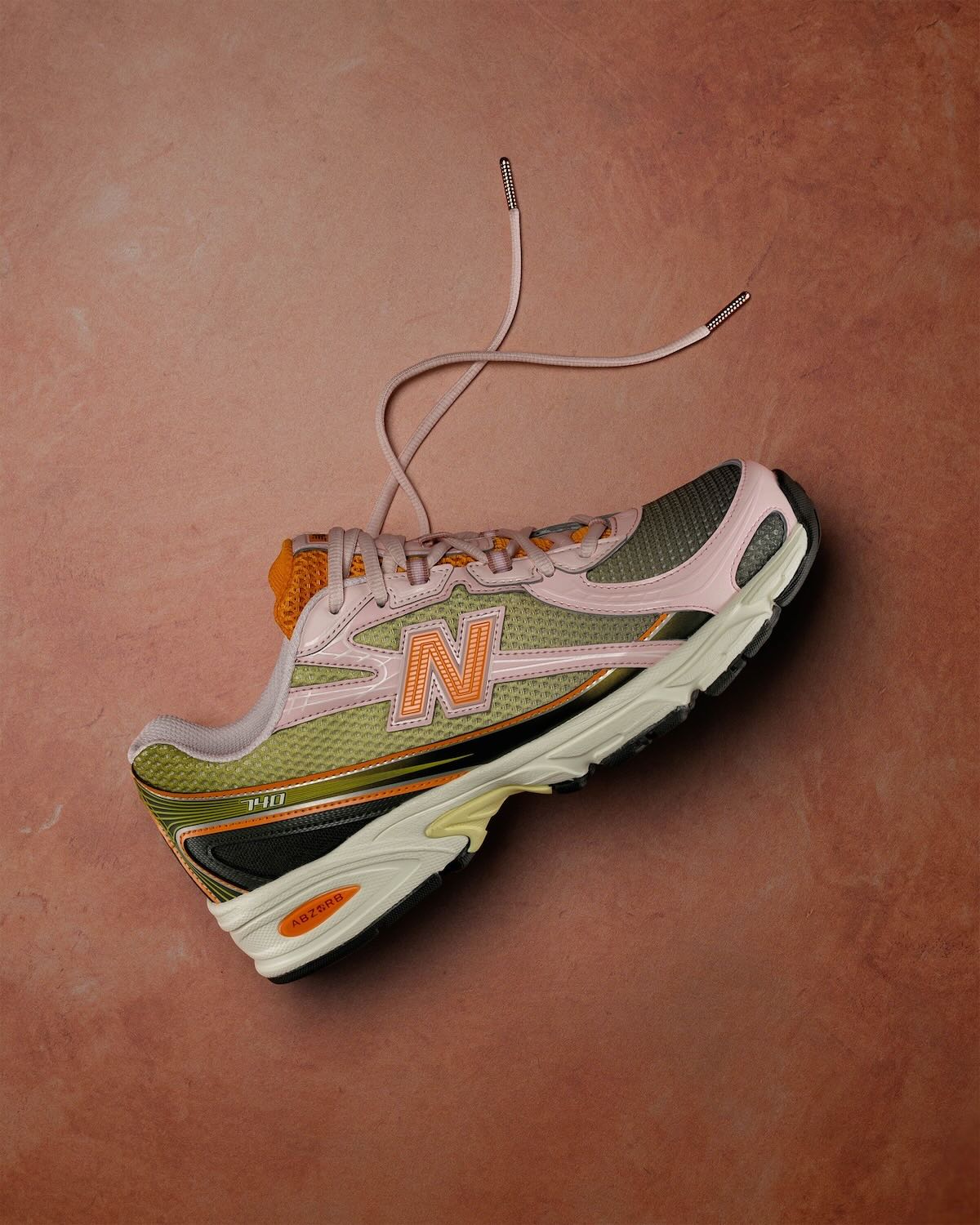 뉴발란스 새 콜라보, Saignée🔍

뉴발란스(New Balance)와 스트리트 브랜드 CNCPTS가 만났습니다. 이번 협업으로 탄생한 740은 클래식한 실루엣은 유지하면서 핑크, 그린, 오렌지 등의 다양한 컬러 팔레트로 어느 룩에도 잘 어울릴 수 있는 운동화로 탄생했습니다. 농구화로 설계된 740 시리즈답게 성능은 물론이고 가죽과 스웨이드 소재로 내구성도 업그레이드했습니다. 

이 제품은 12월 13일 오전 11시(EST 기준) CNCPTS 공식 홈페이지에서 출시됩니다. 이미지