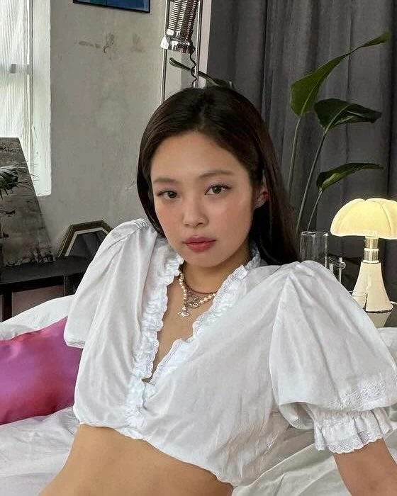 존재감 있는 연말 목걸이❓🔍
연말에 포인트가 될 목걸이를 찾고 계신가요? 비비안 웨스트우드 목걸이는 어떠신가요? 제니, 장원영, 조이 등 여자 연예인의 사복 패션에서 자주 볼 수 있을 뿐만 아니라, 투바투 연준과 데이식스 영케이 같은 남자 연예인들도 즐겨 착용하는 아이템입니다. 커플 목걸이로도 손색없겠죠?
비비안 웨스트우드의 시그니처인 행성 펜던트는 강렬한 존재감을 자랑합니다. 여기에 하트, 클립 등 다양한 팬던트와 어우러진 독창적인 디자인도 눈길을 끄네요. 특히 연말하면 빠질 수 없는 진주로 제작된 목걸이도 많아 고급스러운 무드를 완성하기에 제격이죠.
심플한 룩에 포인트로 더하거나, 화려한 연말 스타일링에 마무리 아이템으로 활용해 보세요. 비비안 웨스트우드의 독특하고 세련된 목걸이로 특별한 연말을 더욱 빛내보세요! 이미지1