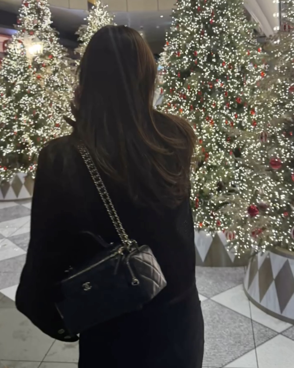 이거 예쁘다..차예련의 샤넬🖤

차예련이 자신의 유투브에서 ‘WHATS IN MY BAG’ 컨텐츠를 선보였죠. 큰맘 먹고 구매했다는 샤넬 백을 소개했는데요. 샤넬의 24/25 FW 코스메틱 케이스였습니다. 

베니티 백 모양에 양옆에 포켓이 달려있는 형태인데요. 코스메틱 케이스라는 이름답게 거울도 내장되어 있습니다. 체인이 있어 숄더나 크로스도 가능한 이 차예련의 샤넬 백은 845만 원입니다. 위시 아이템이 샤넬 베니티 백이었다면, 실용성을 더한 이 코스메틱 케이스도 좋아 보입니다. 이미지2