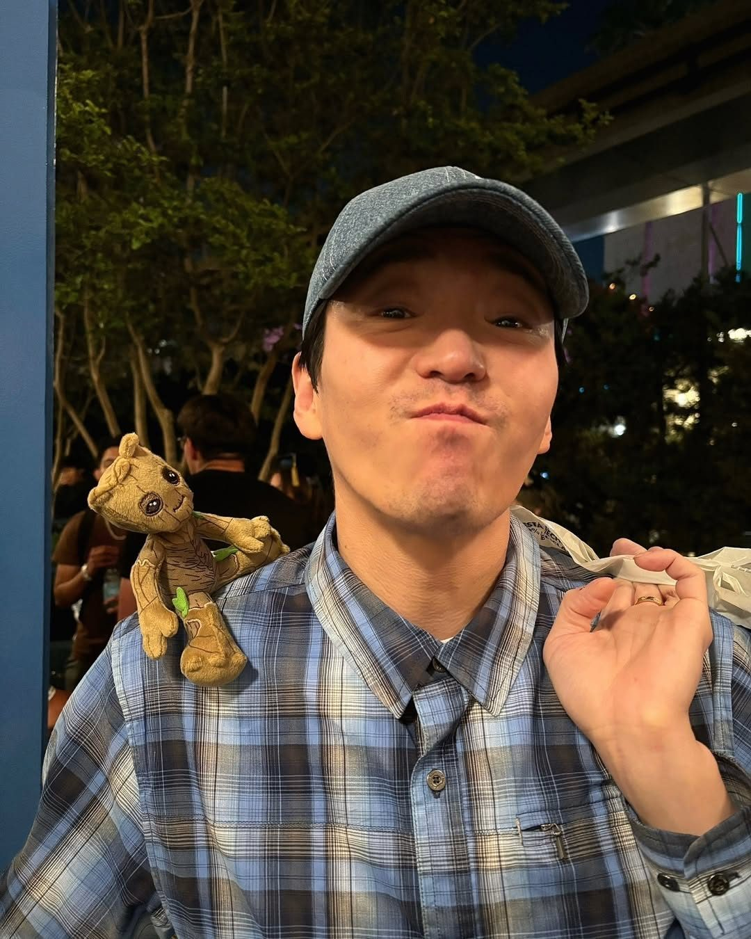 엄기준도 품절남 합류합니다✨

배우 엄기준이 오는 22일 비연예인 연인과 결혼식을 올립니다. 결혼식은 양가 가족, 친지, 가까운 지인들만 초대해 비공개로 진행될 예정인데요.

평소 연기력으로 '믿고 보는 배우'라는 타이틀을 가진 엄기준은 인스타그램을 통해 사랑스러운 순간들을 자주 공유하며 팬들과 소통해왔습니다. 그 덕분에 이번 결혼 소식에 대한 관심이 더욱 커지고 있는데요. 팬들이 사랑하는 엄기준의 다양한 모습, 특히 그의 남친짤을 모아봤습니다.❤️ 이미지